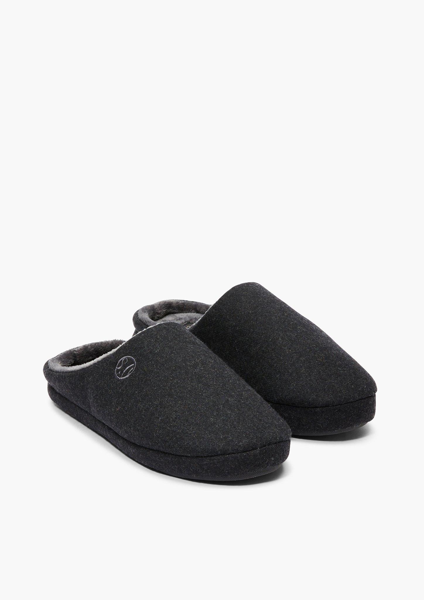 Hausschuhe in 001