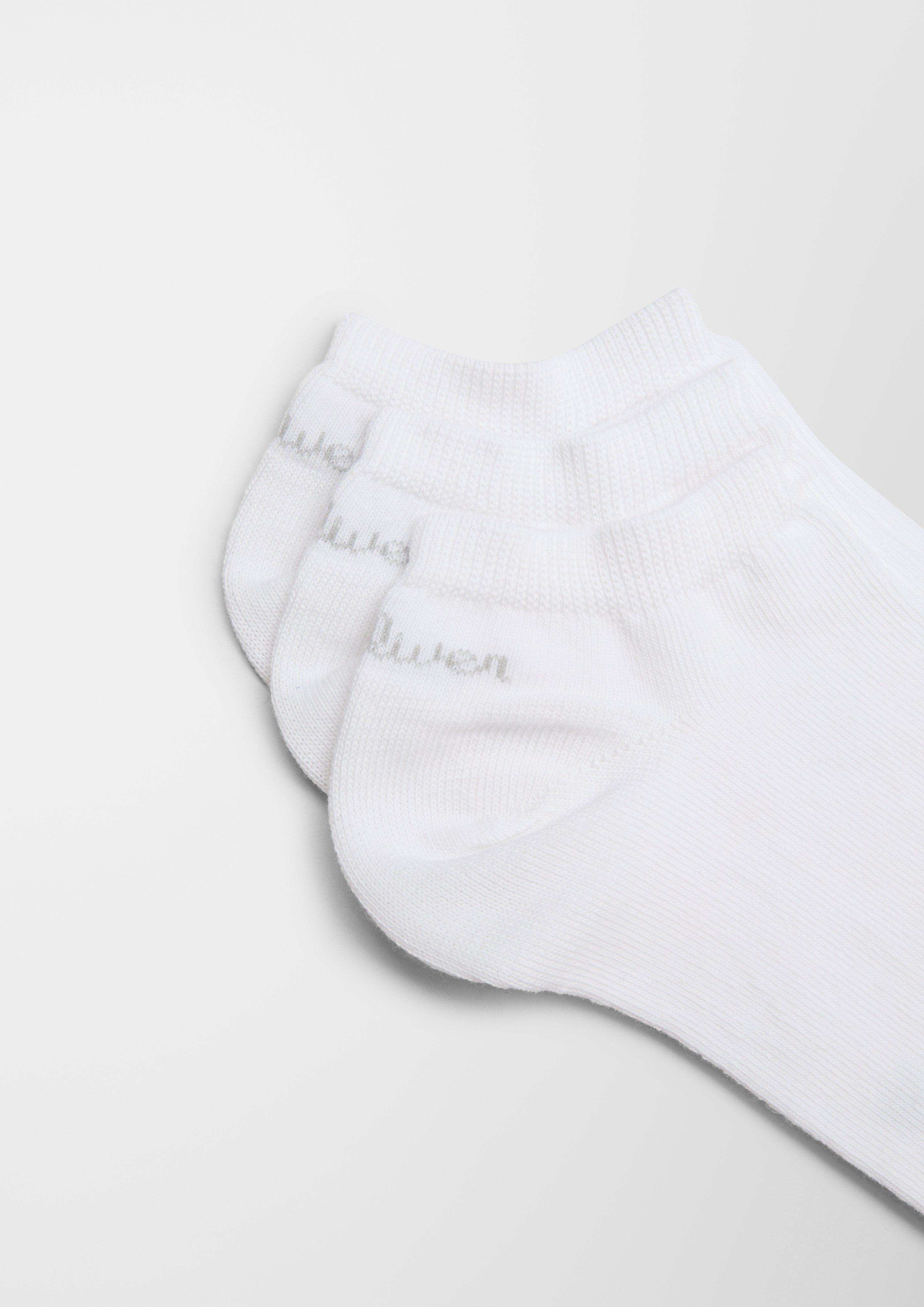 Sneakers in 0100, 9800 & 9900