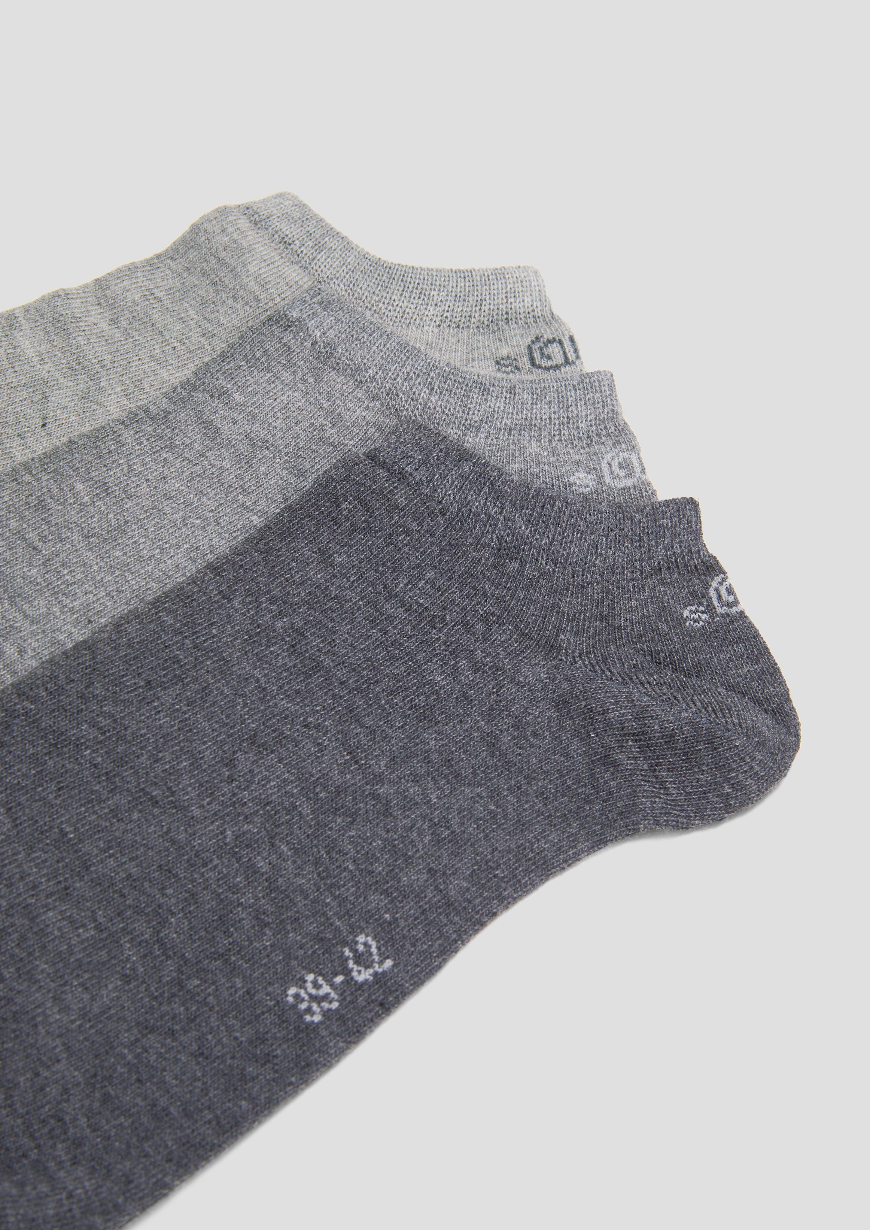 Sneakers in 9800, 0100 & 9900