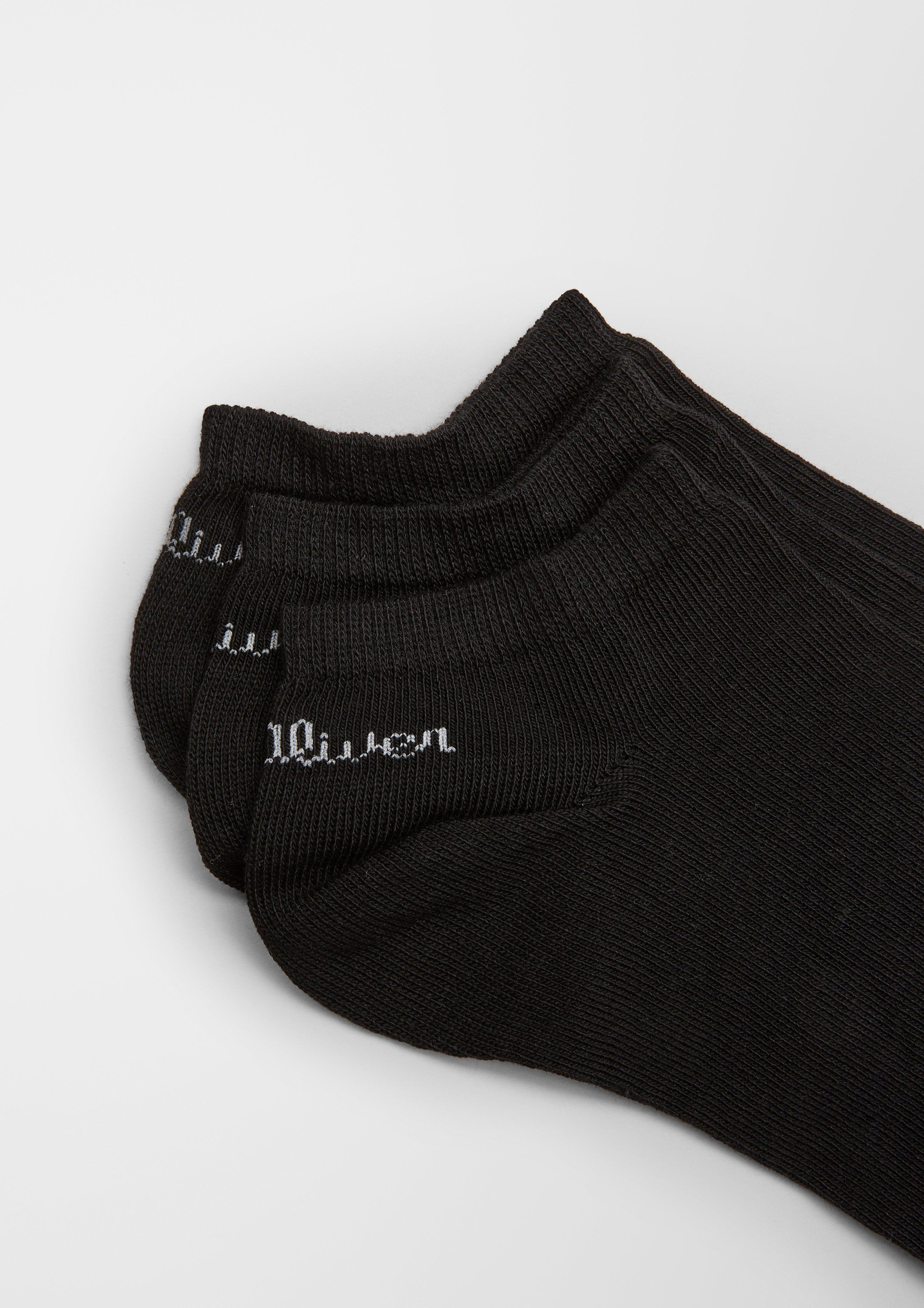 Sneakers in 9900, 0100 & 9800