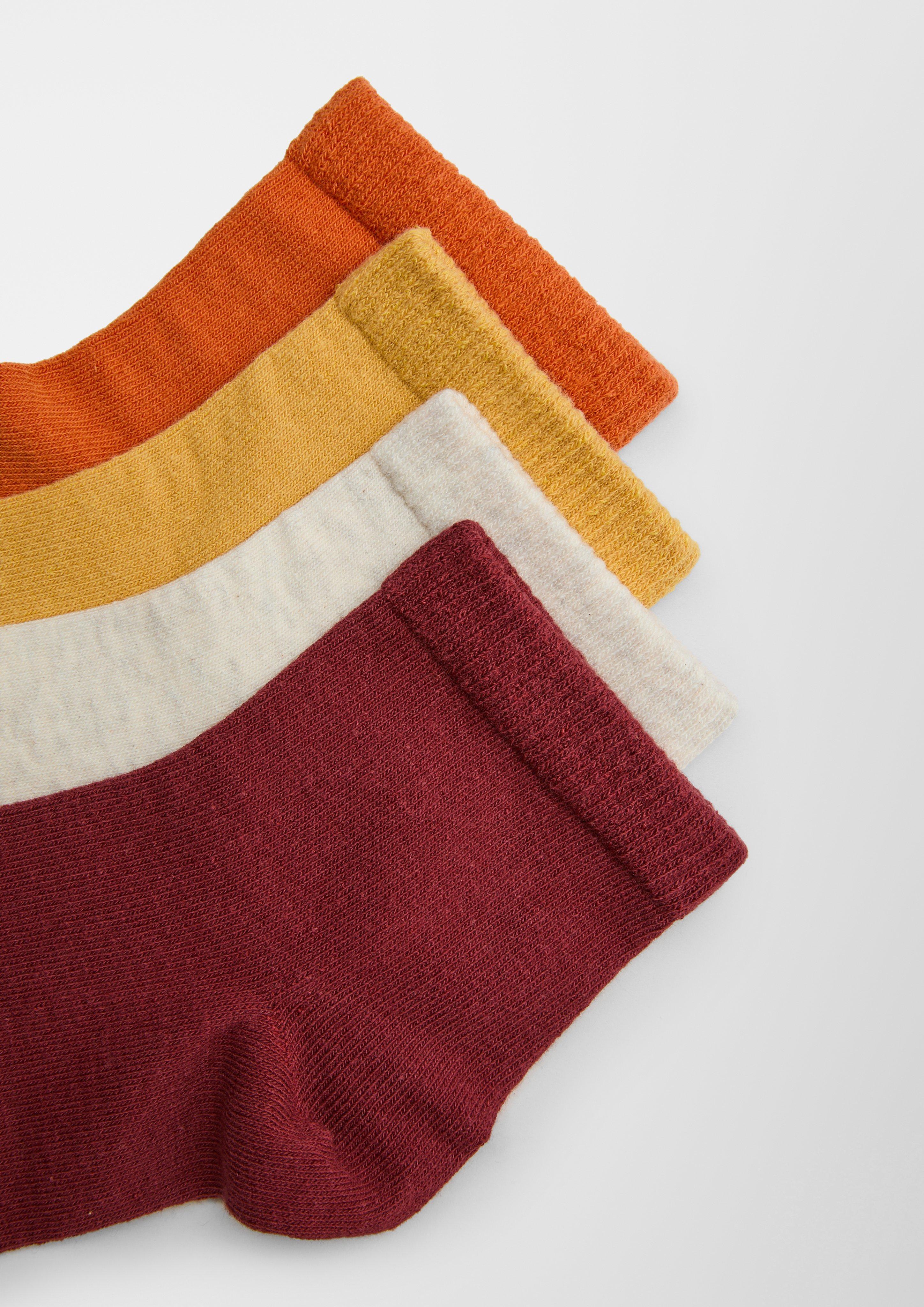 Socken in 3800, 8200, 9901, 0101, 0102, 5800, 9900, 0100 & 5900