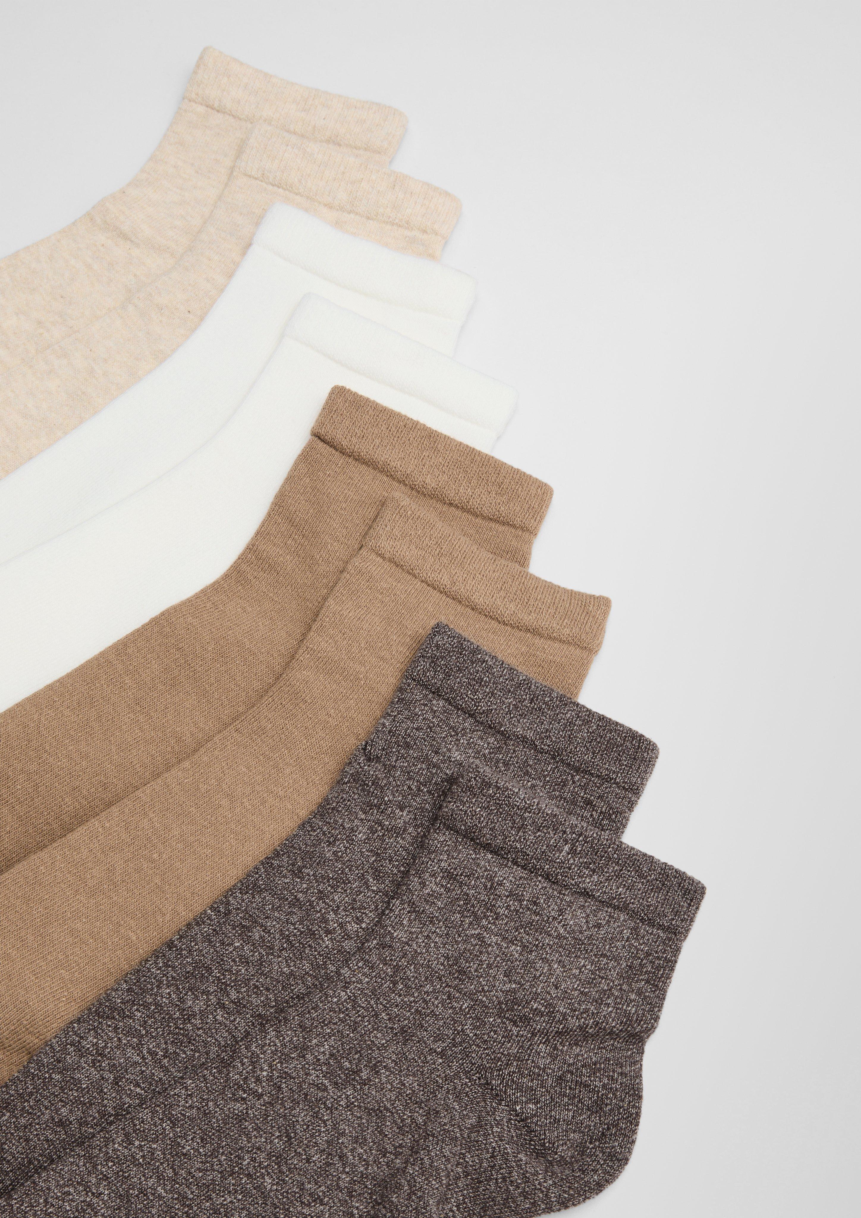 Socken in 8200, 9901, 0101, 0102, 5800, 9900, 0100 & 5900