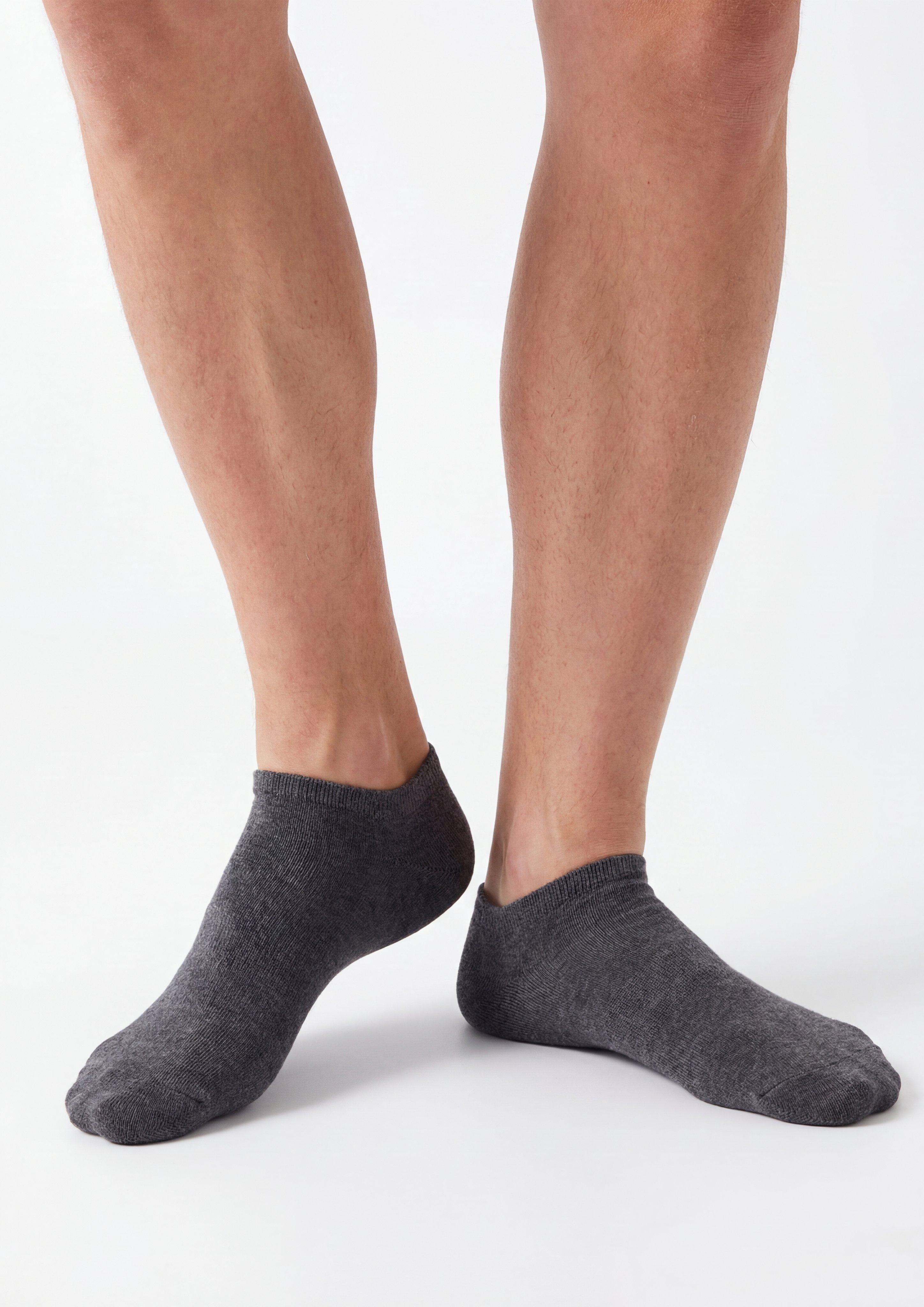 Trainers in 0100, 9901, 5800, 0101, 0102, 9900, 5900, 8200 & 4200