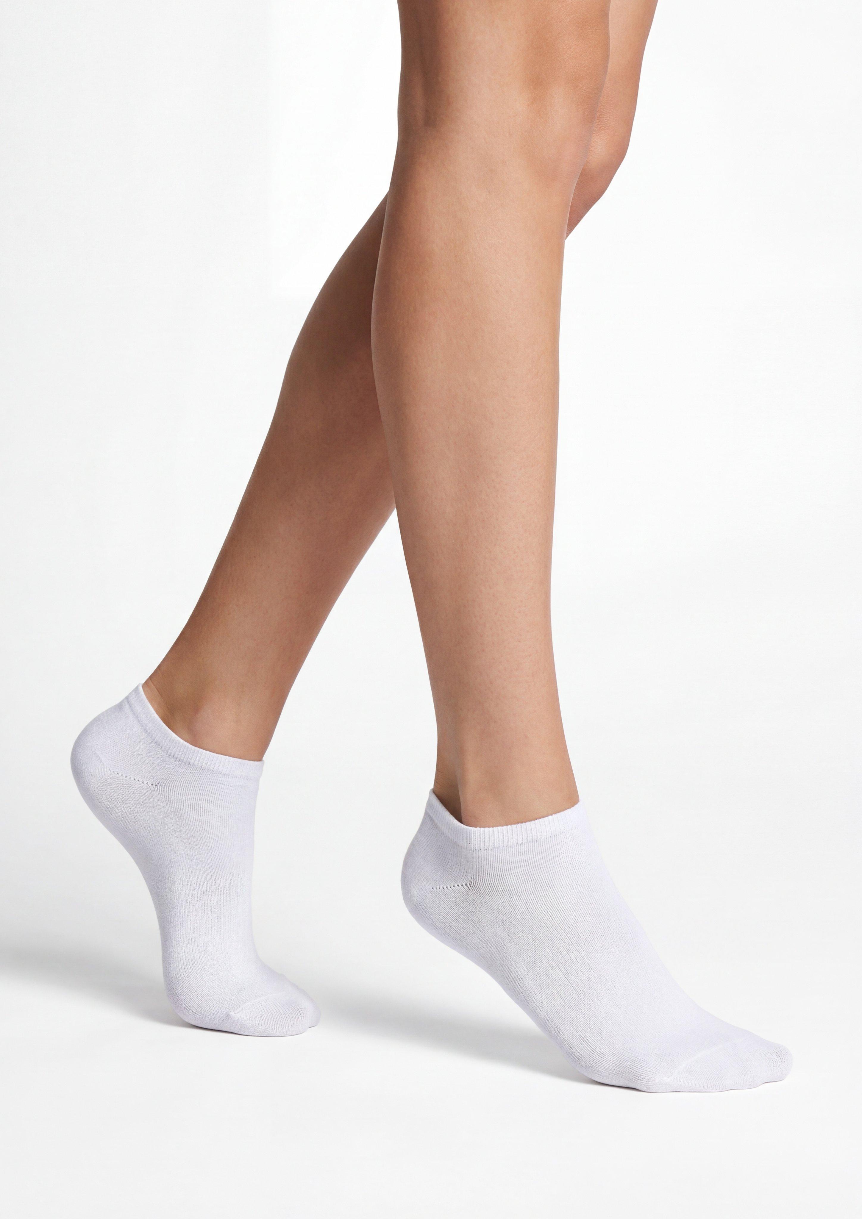 Trainers in 0100, 9901, 5800, 0101, 0102, 9900, 5900, 8200 & 4200