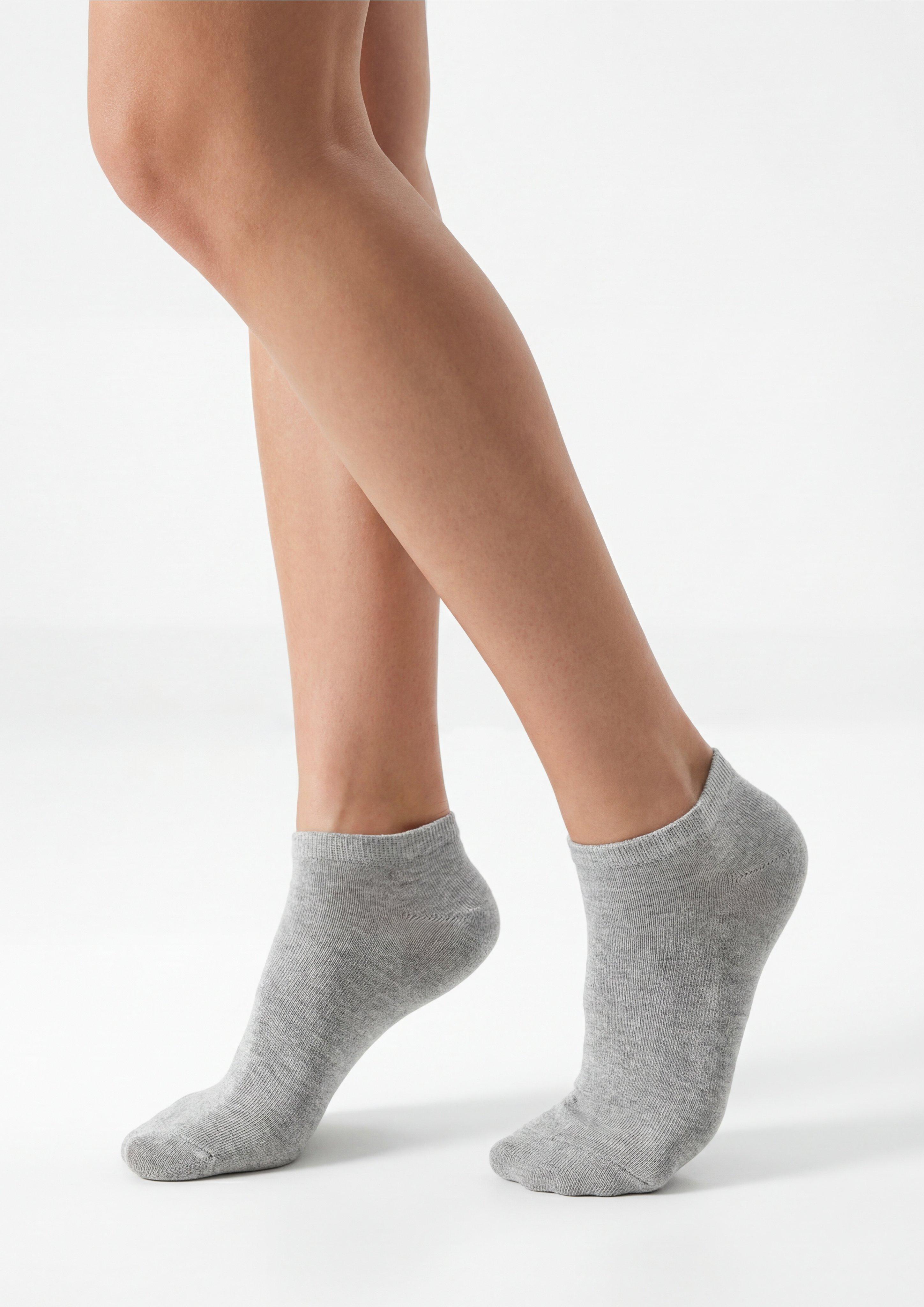 Trainers in 0100, 9901, 5800, 0101, 0102, 9900, 5900, 8200 & 4200