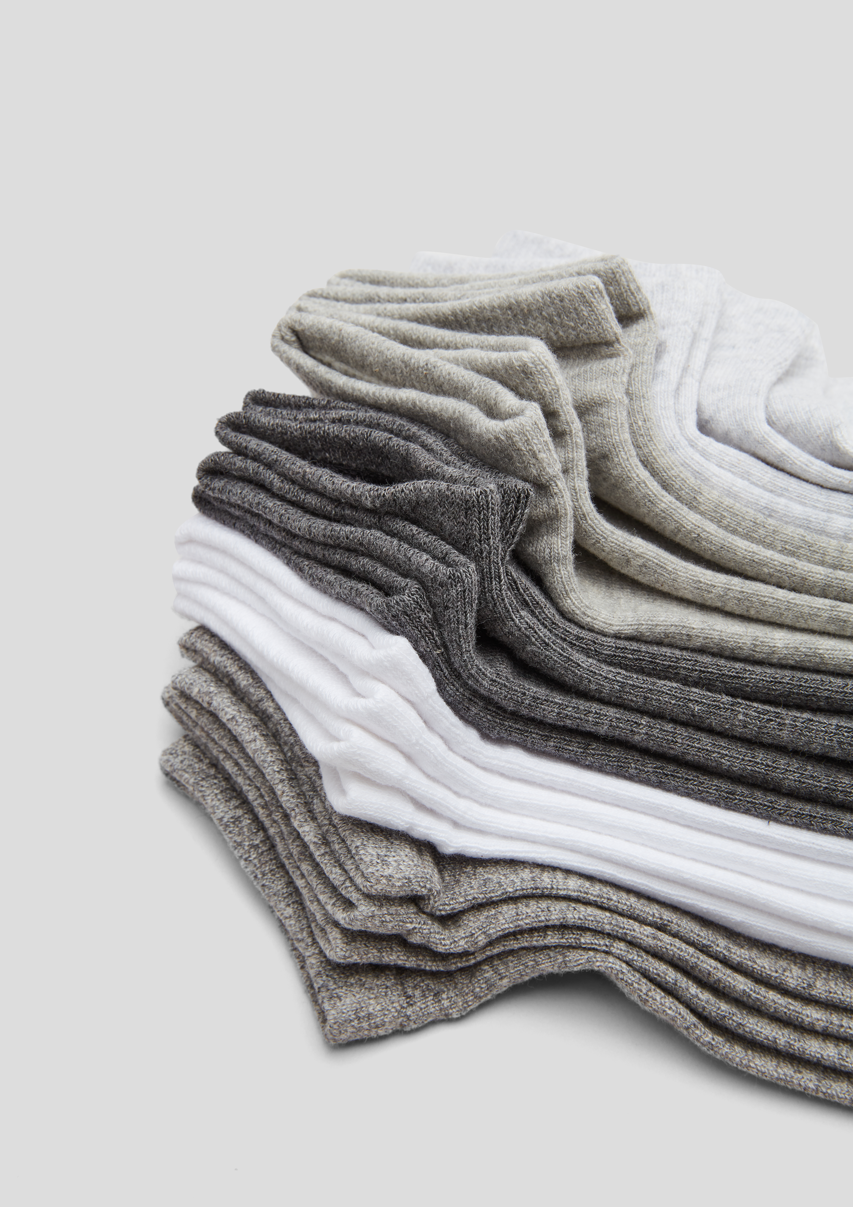 Sneakers in 0102, 9901, 5800, 0101 & 5900