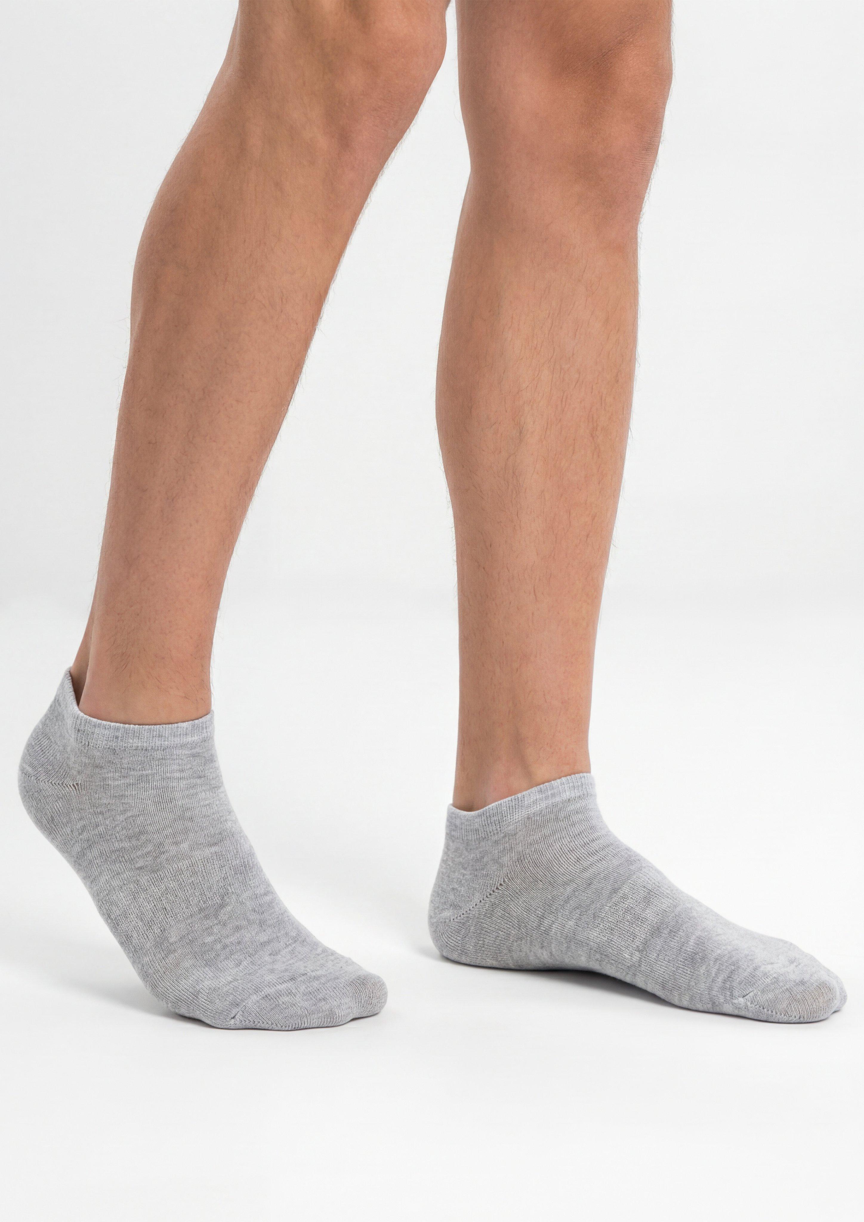 Trainers in 4200, 9901, 5800, 0101, 0102, 9900, 5900, 0100 & 8200