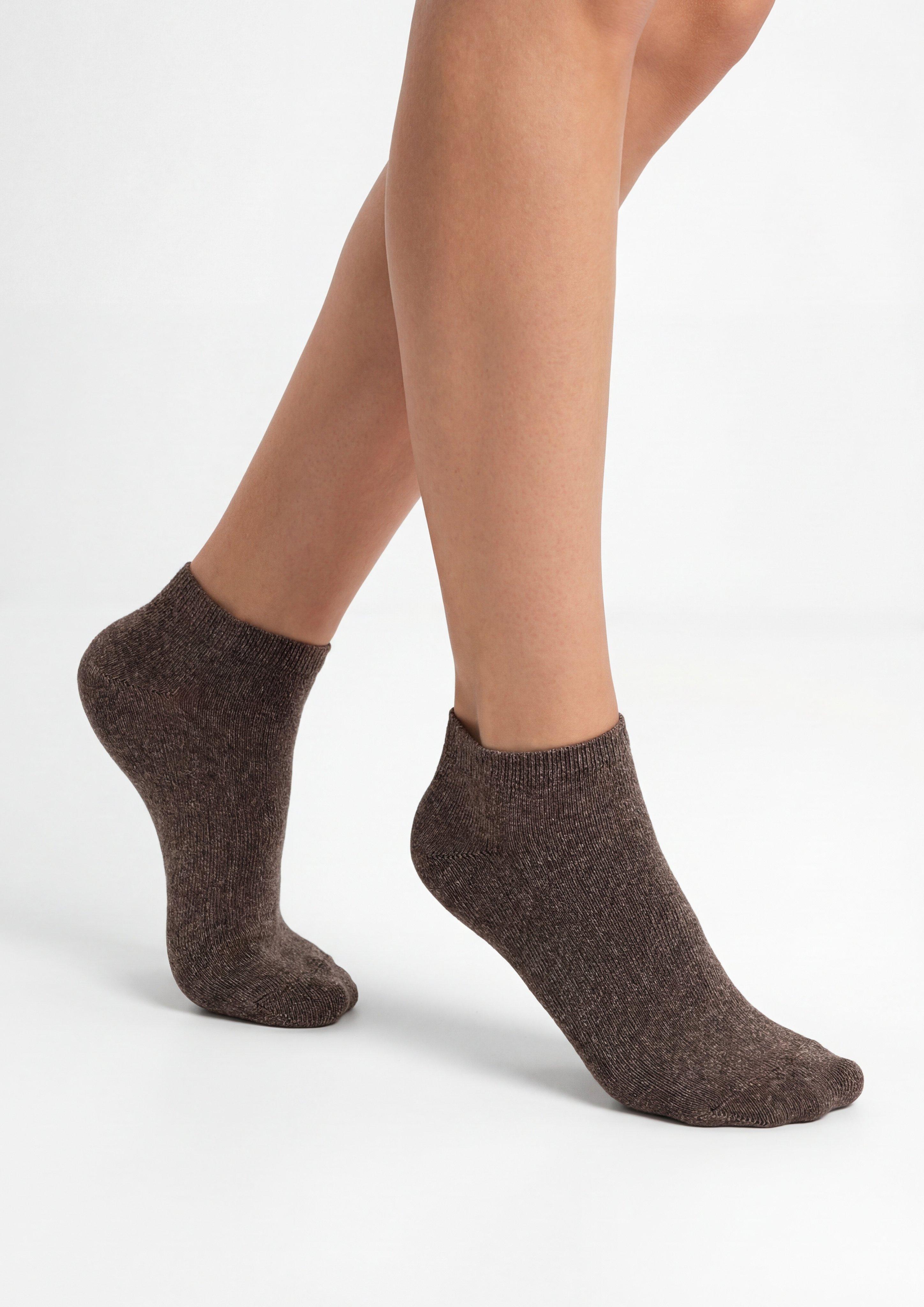 Sneakers in 8200, 9901, 5800, 0101, 0102 & 5900