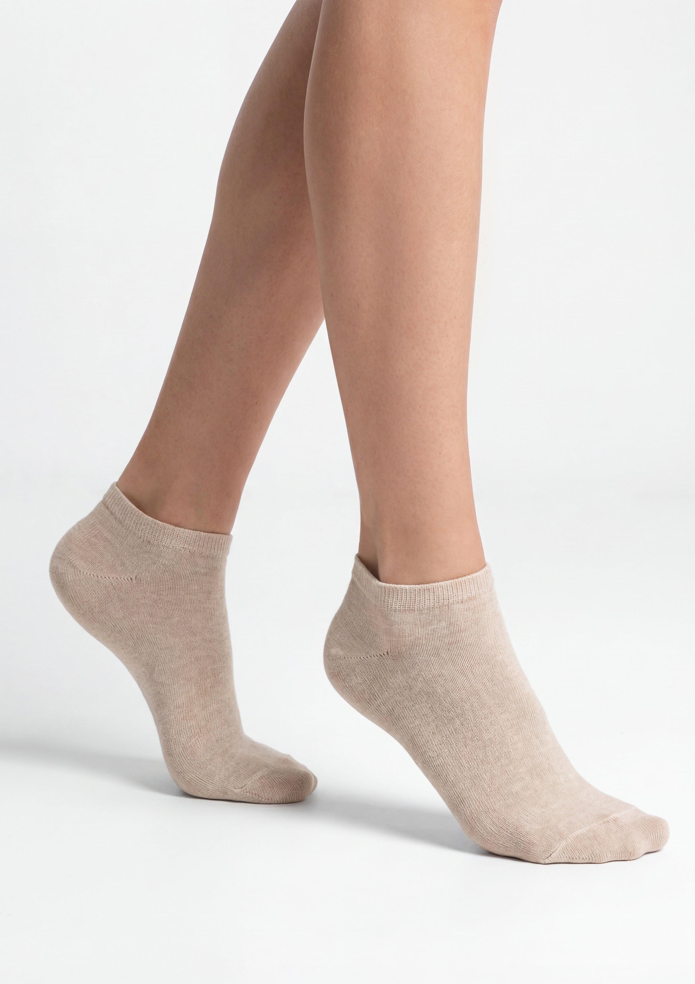 Sneakers in 8200, 9901, 5800, 0101, 0102 & 5900