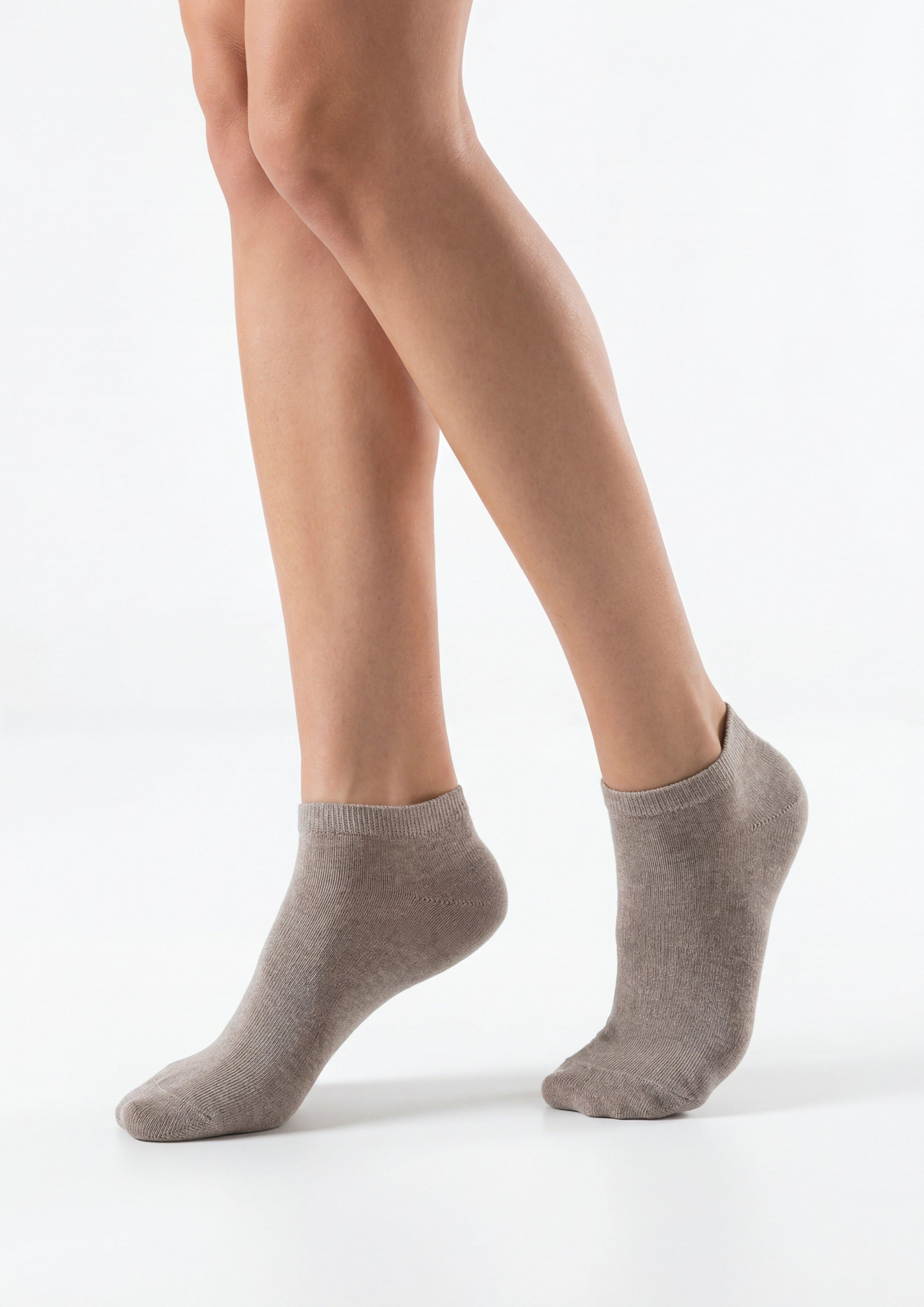 Sneakers in 8200, 9901, 5800, 0101, 0102 & 5900