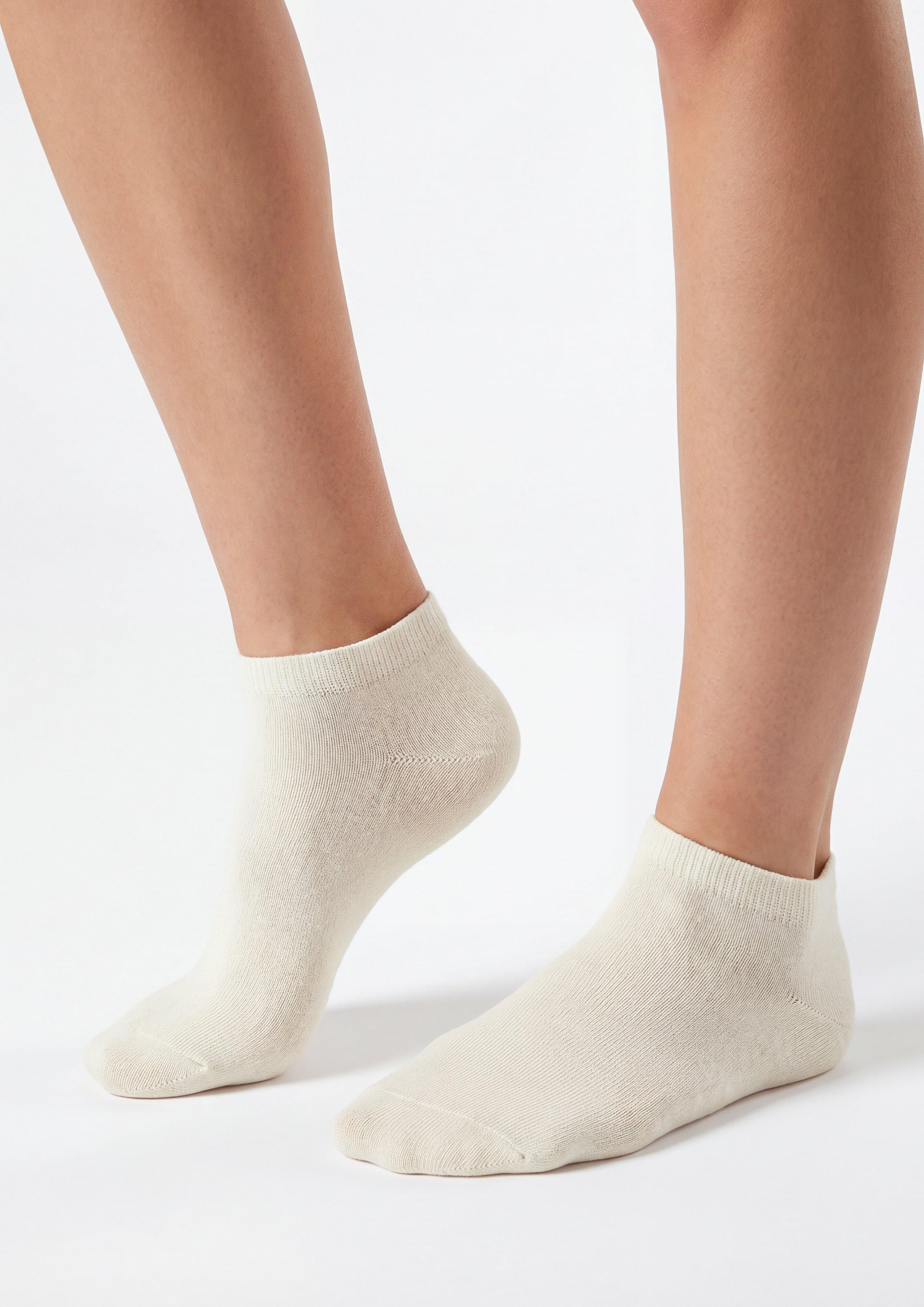 Sneakers in 8200, 9901, 5800, 0101, 0102 & 5900