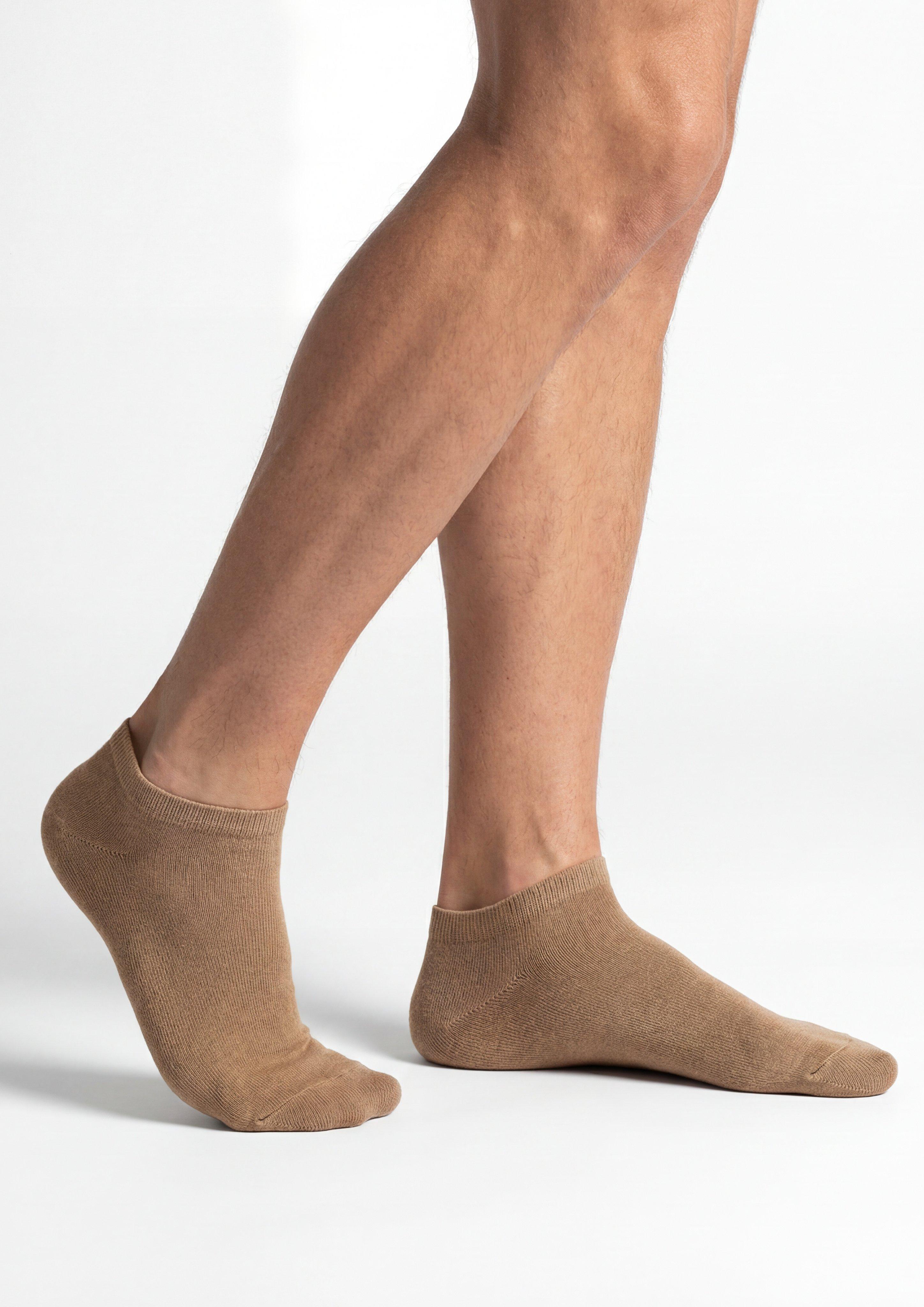 Sneakers in 8200, 9901, 5800, 0101, 0102 & 5900