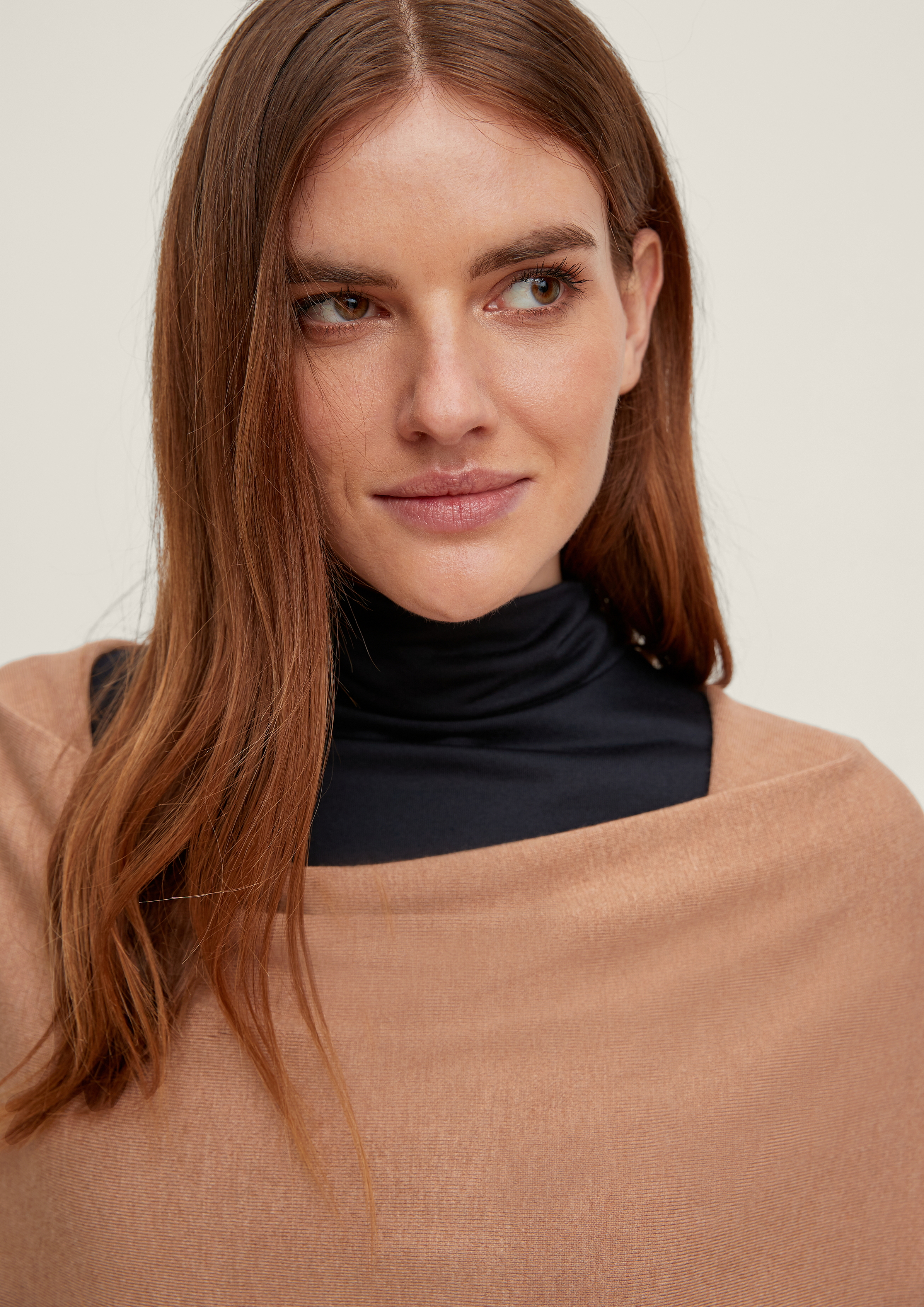 Šátek v  barvě od COMMA