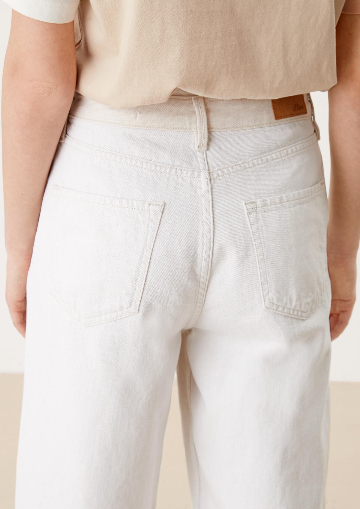 s.Oliver Regular: 7/8-length jeans with a percentage of linen