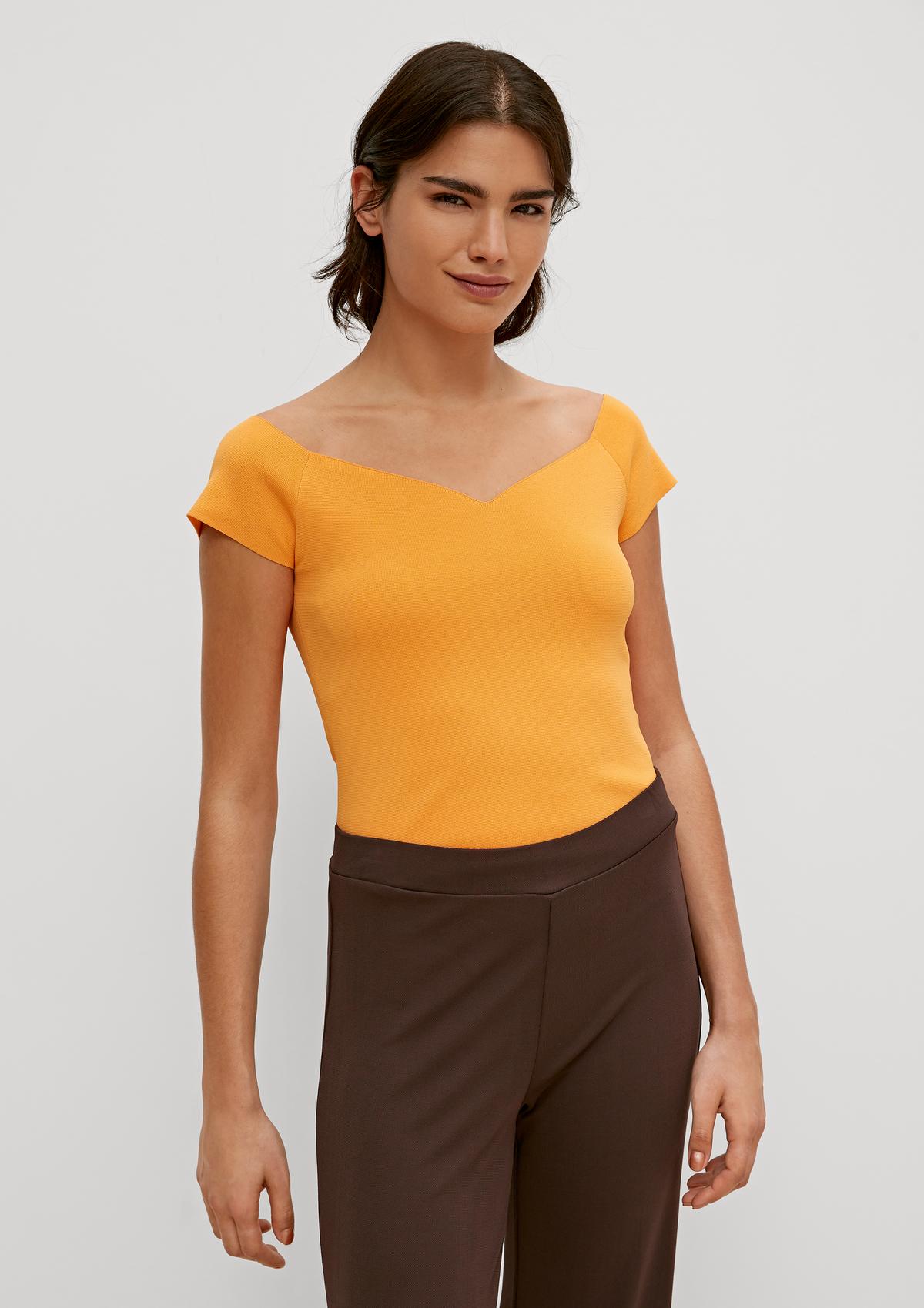 comma Top with a heart neckline