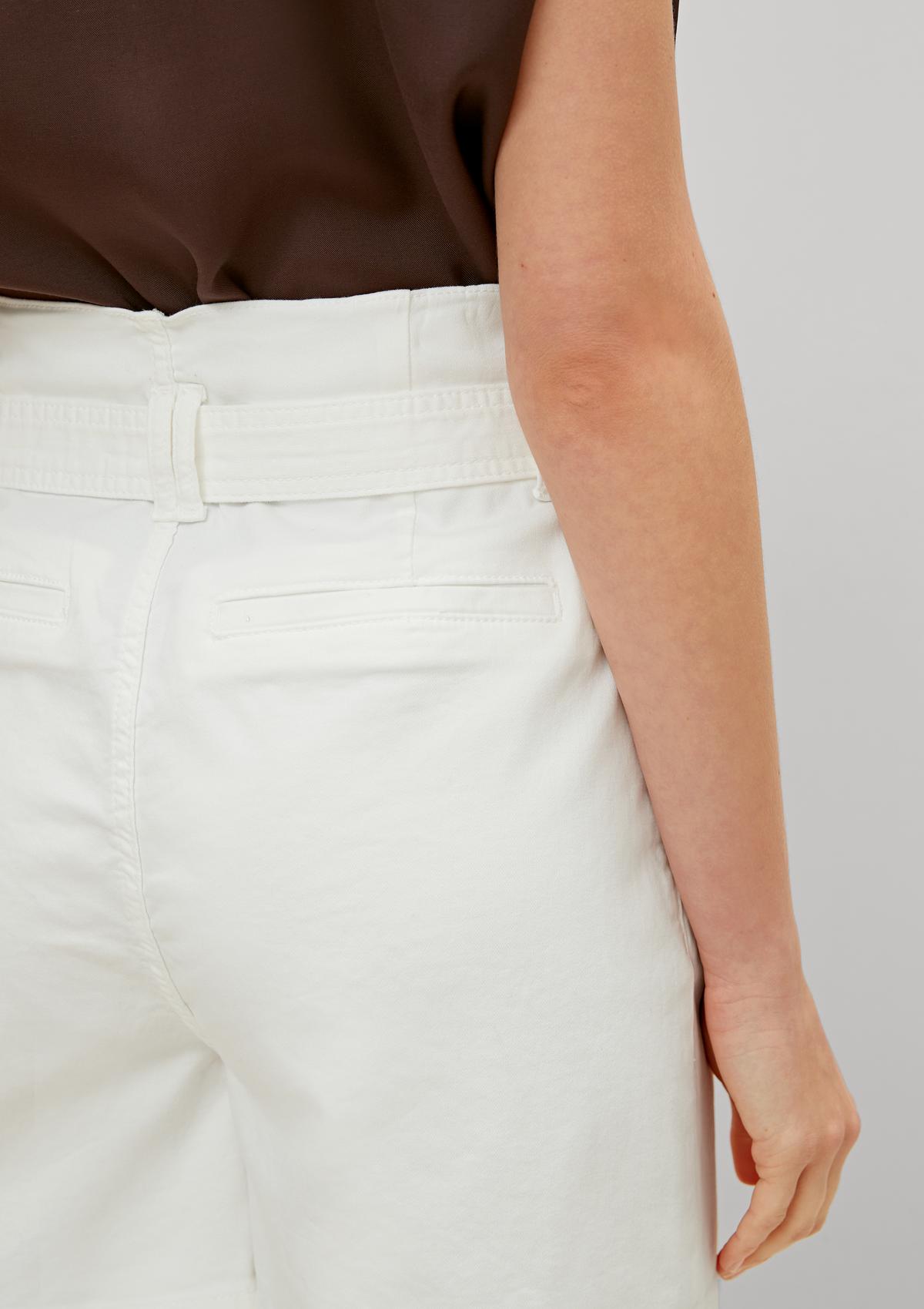 comma Regular fit: denim shorts with a belt