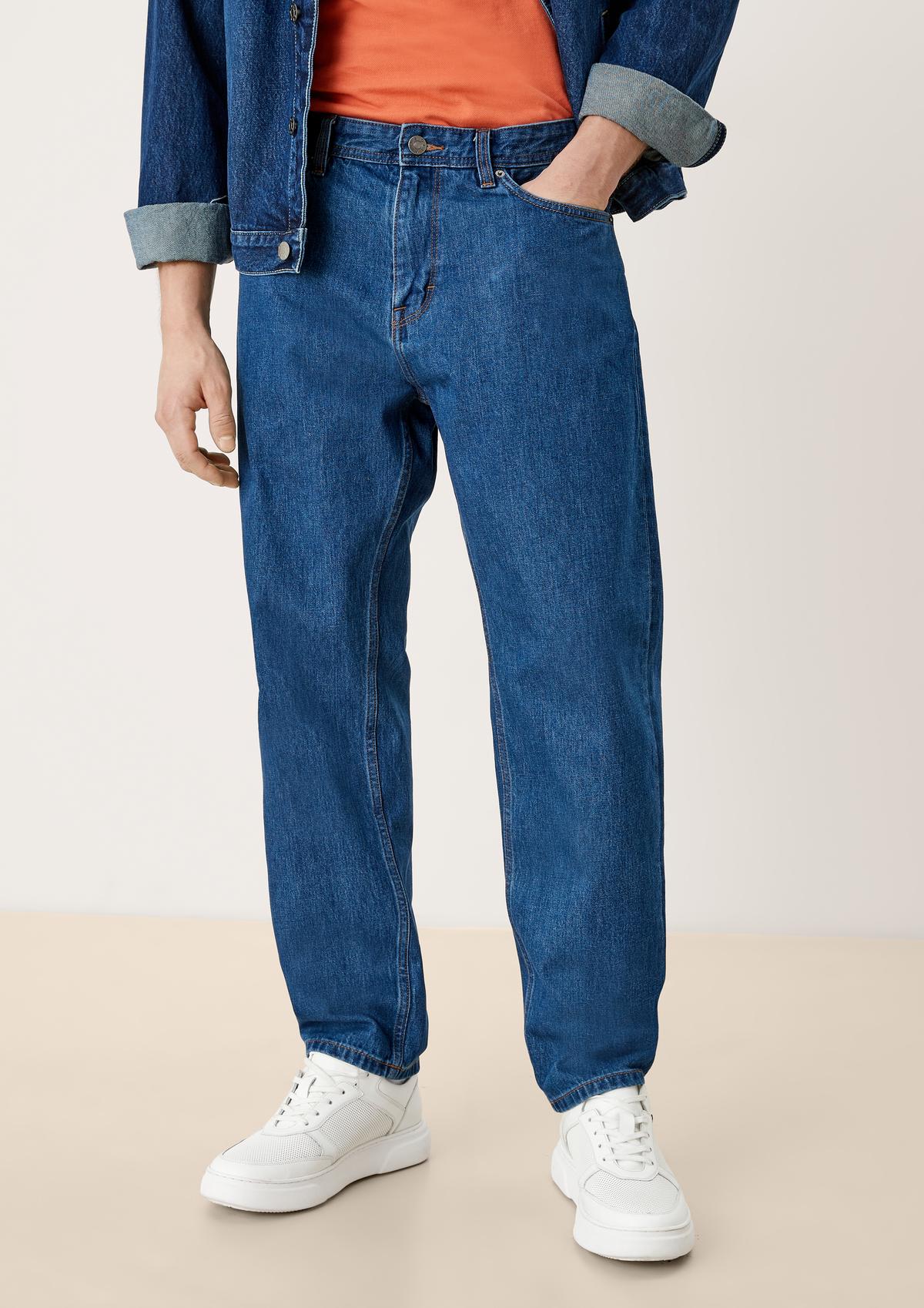 Relaxed: tapered leg jeans