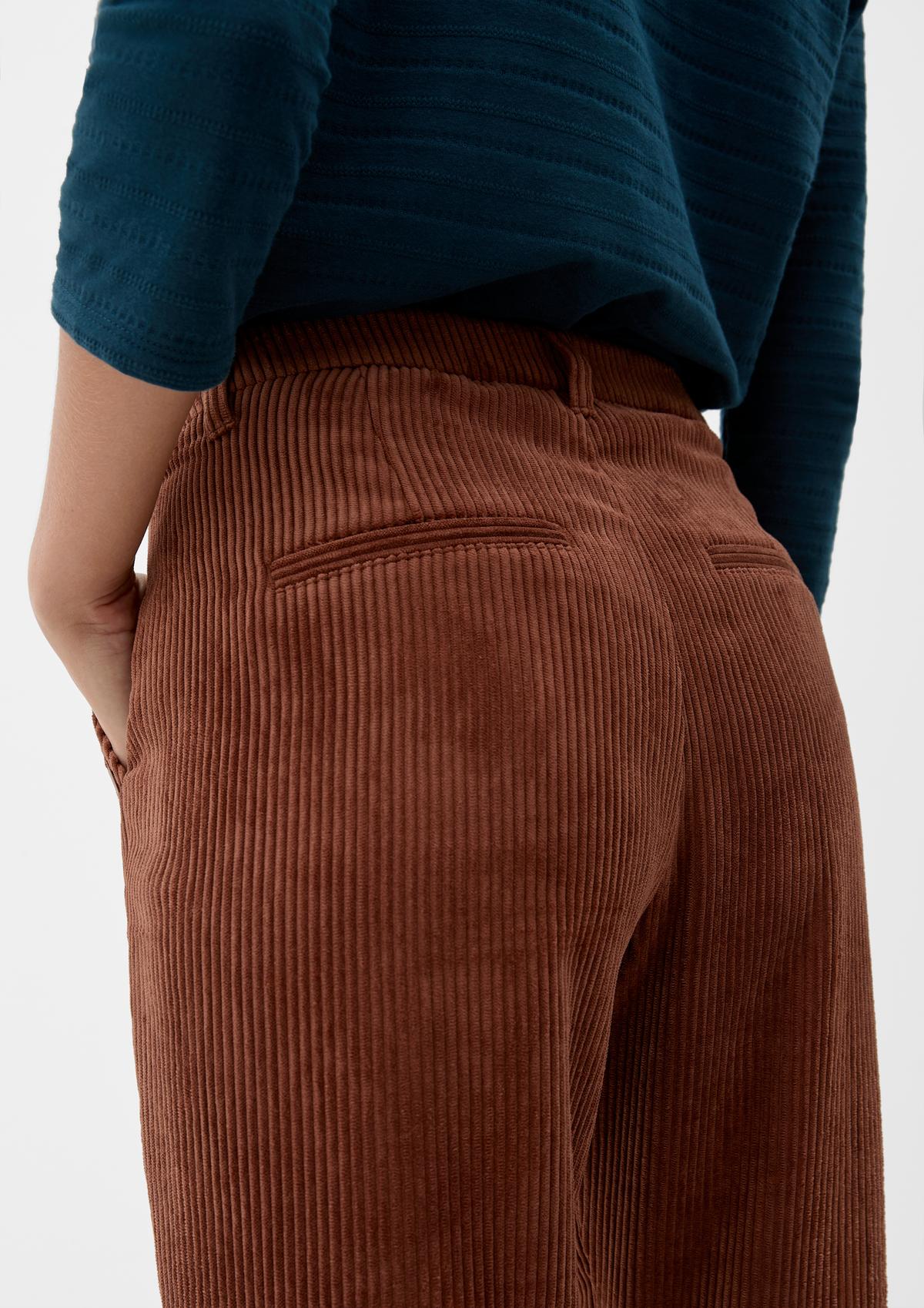 s.Oliver Regular: hlače iz mehkega rebrastega žameta