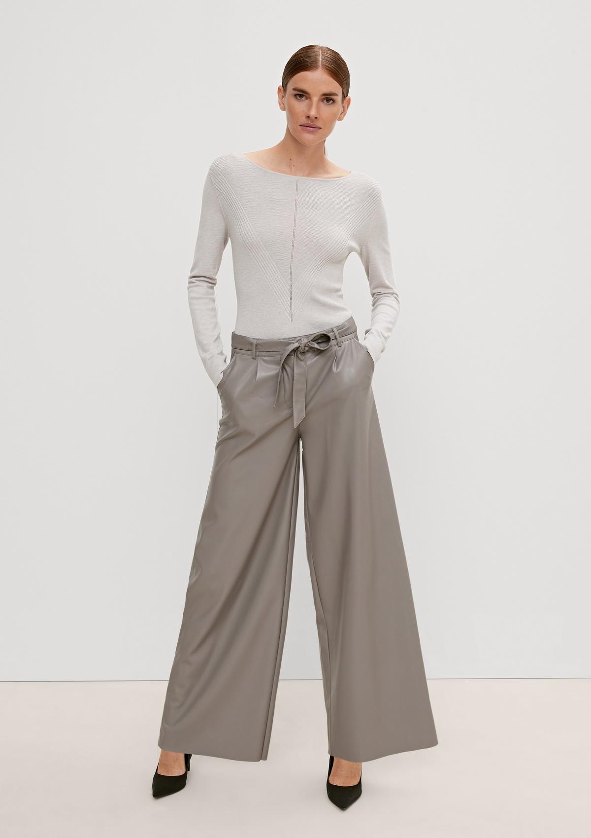 Loose fit: Wide-leg trousers with a belt