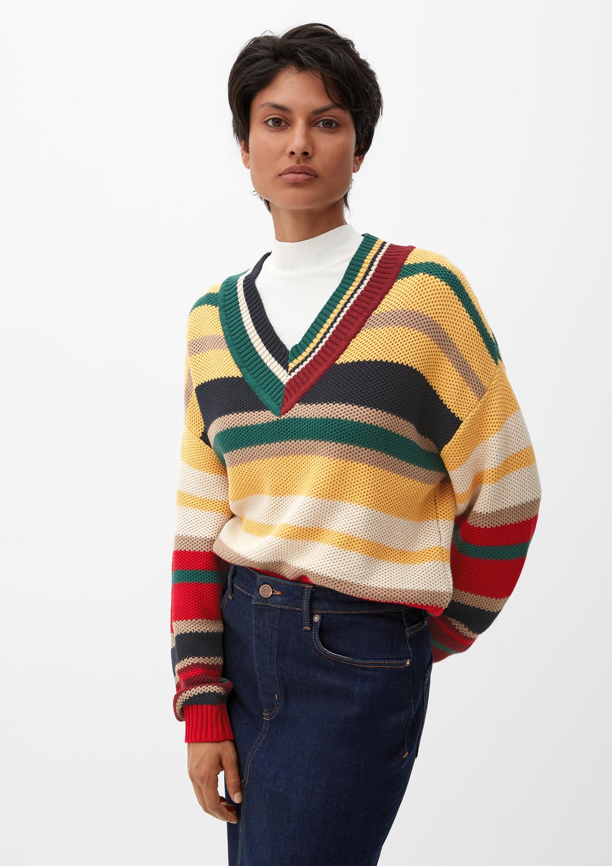 Pleten pulover s črtastim vzorcem