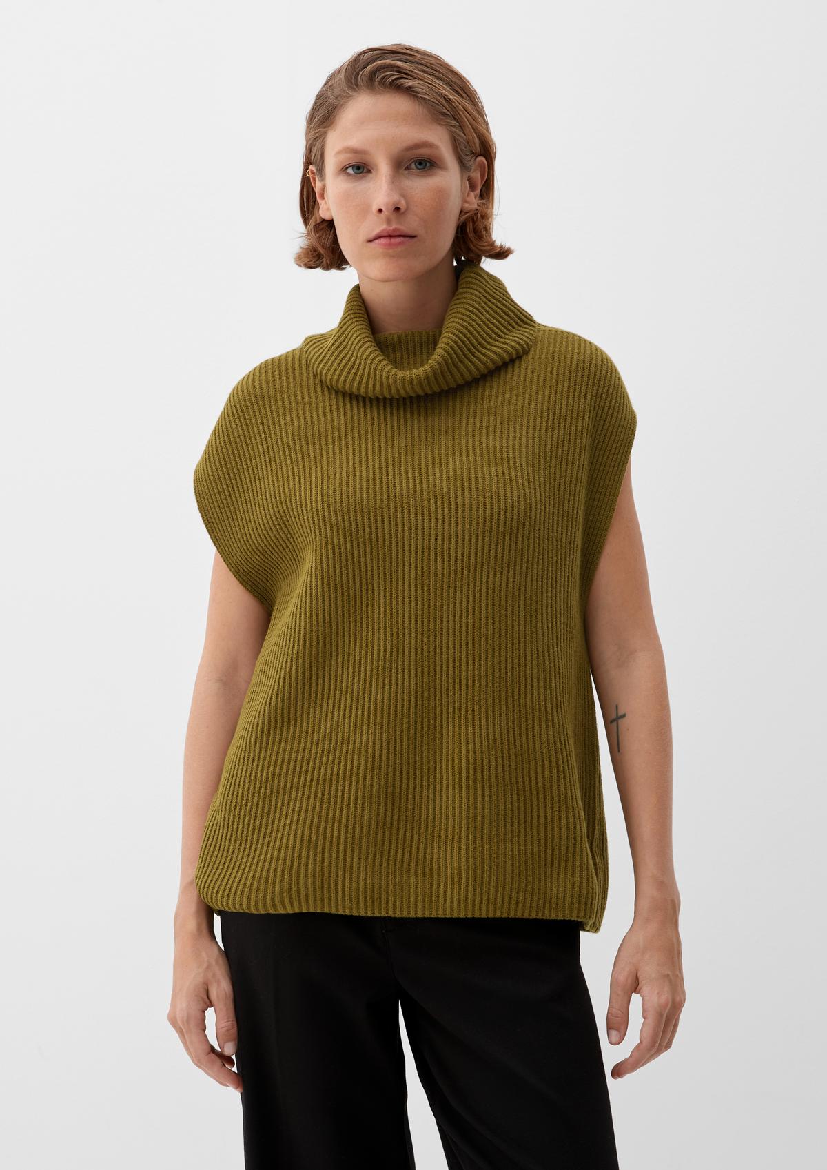 Polo neck sleeveless knitted jumper