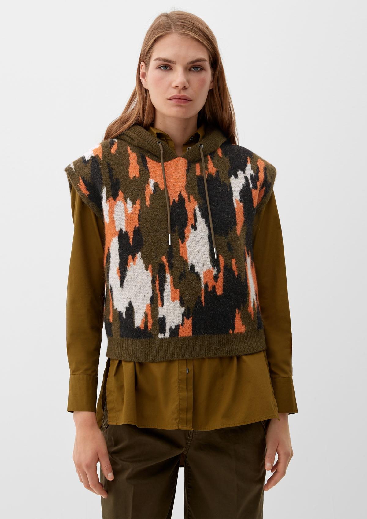 Sleeveless jumper with a jacquard pattern