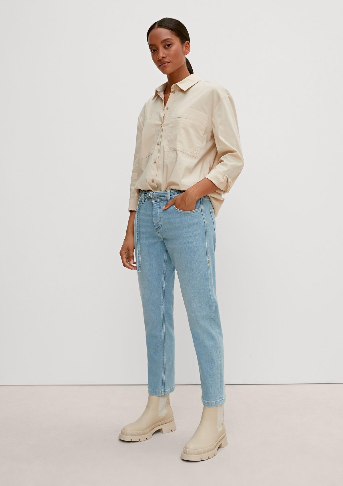 comma Regular: Boyfriend-Jeans mit Gürtel