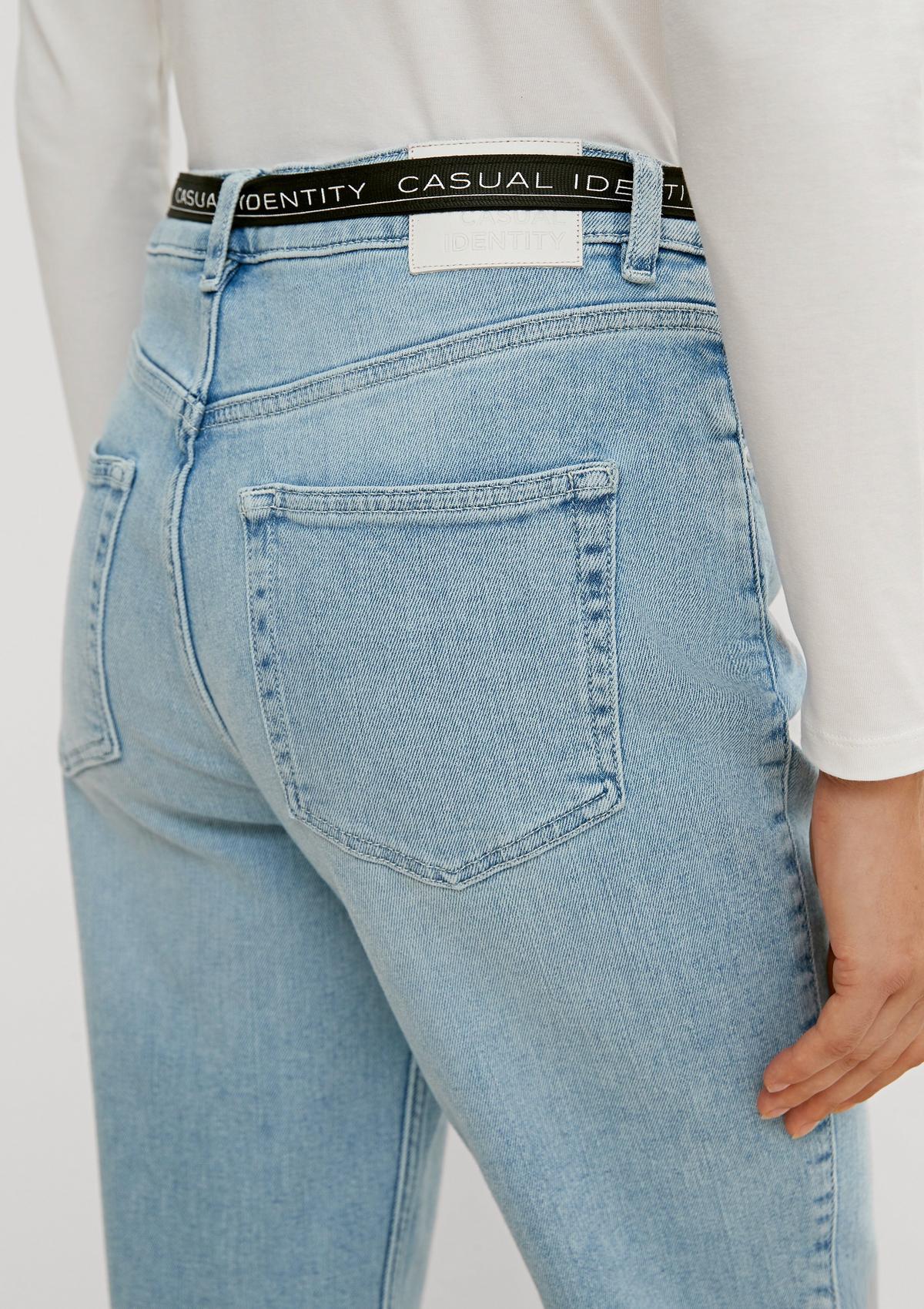 comma Regular: Mom-Jeans mit Gürtel