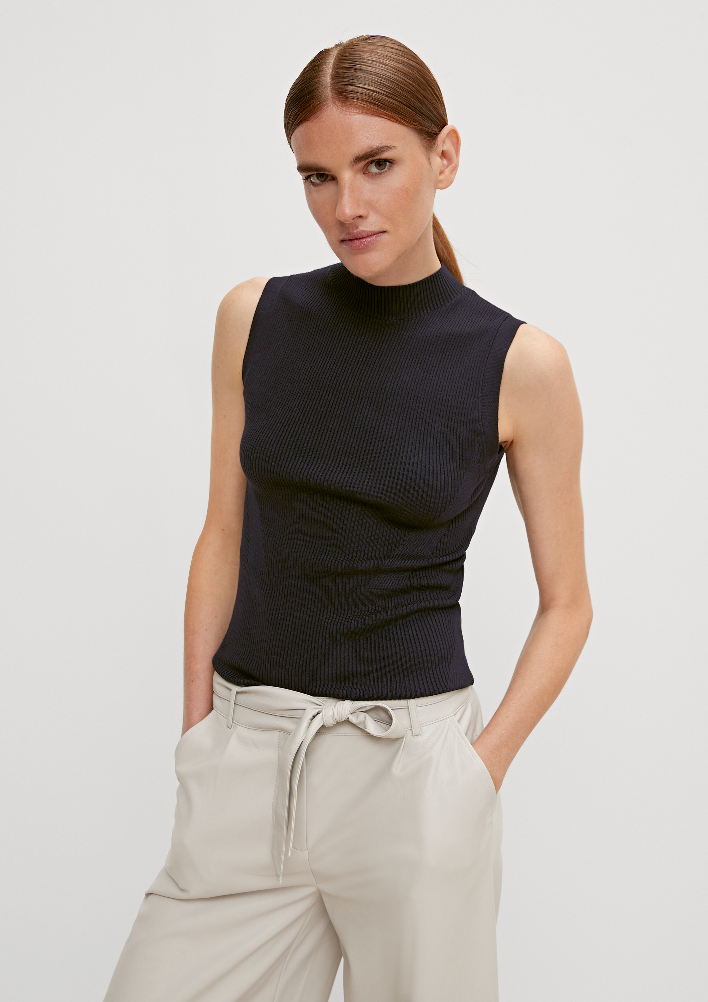 Sleeveless knitted jumper in 