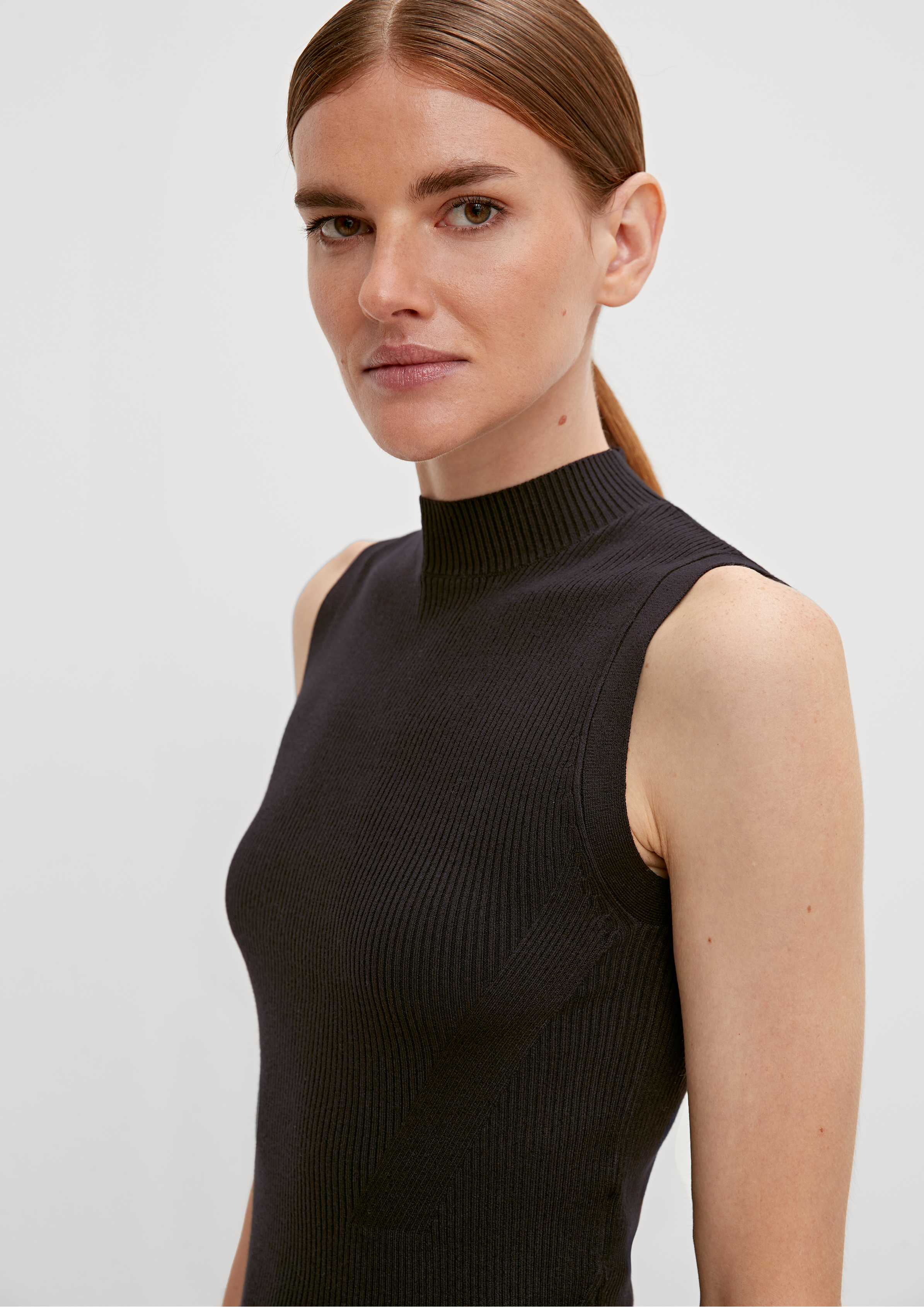 Sleeveless knitted jumper in 