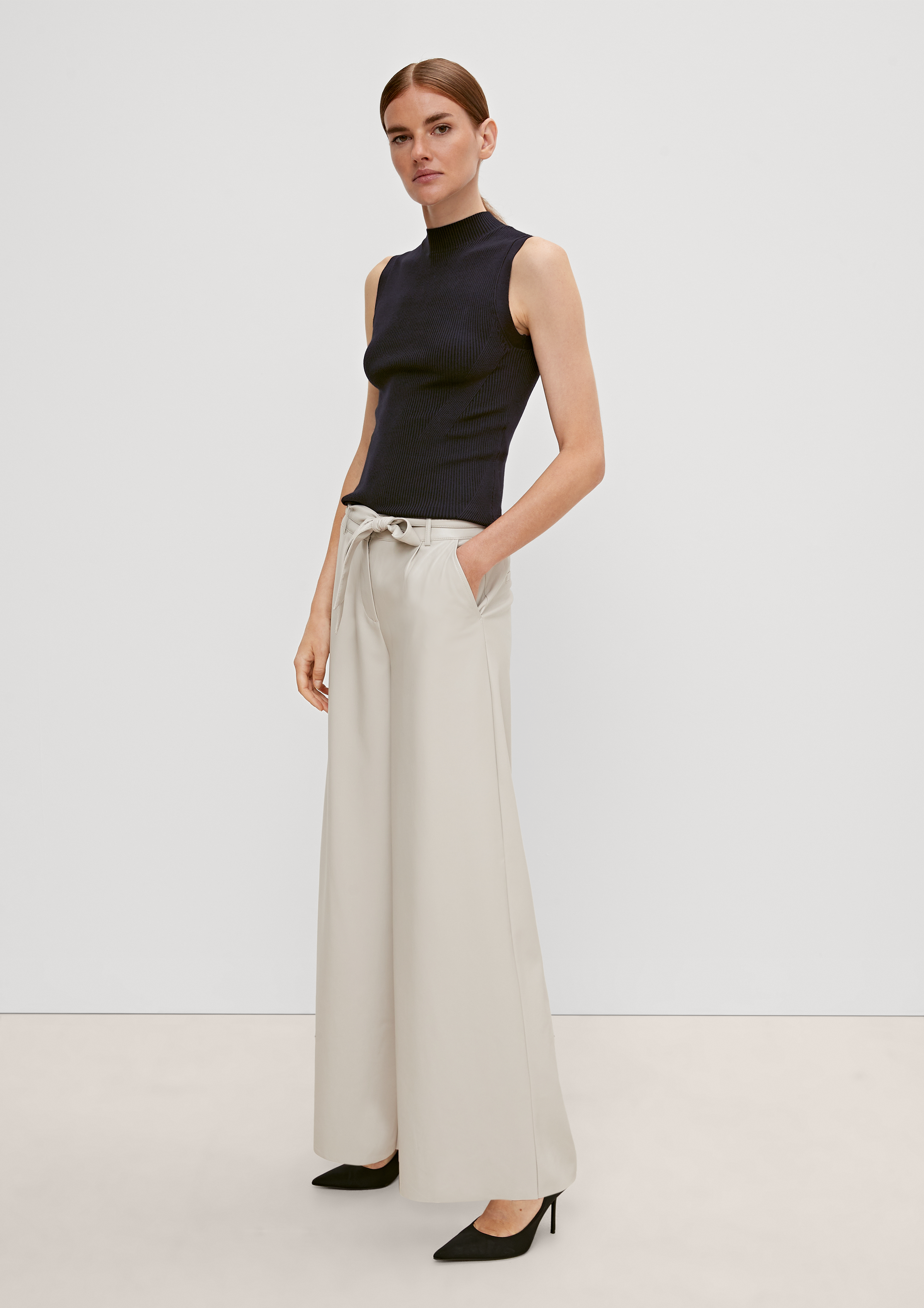 Sleeveless knitted jumper in 