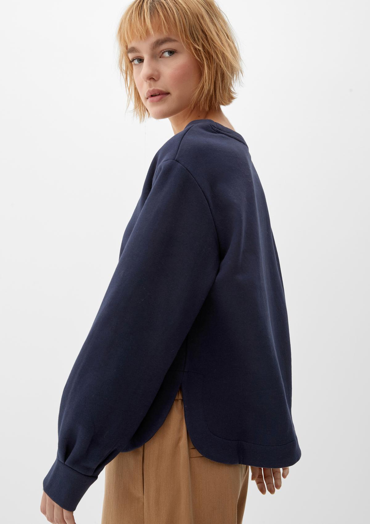 Sweatshirt with a rounded hem