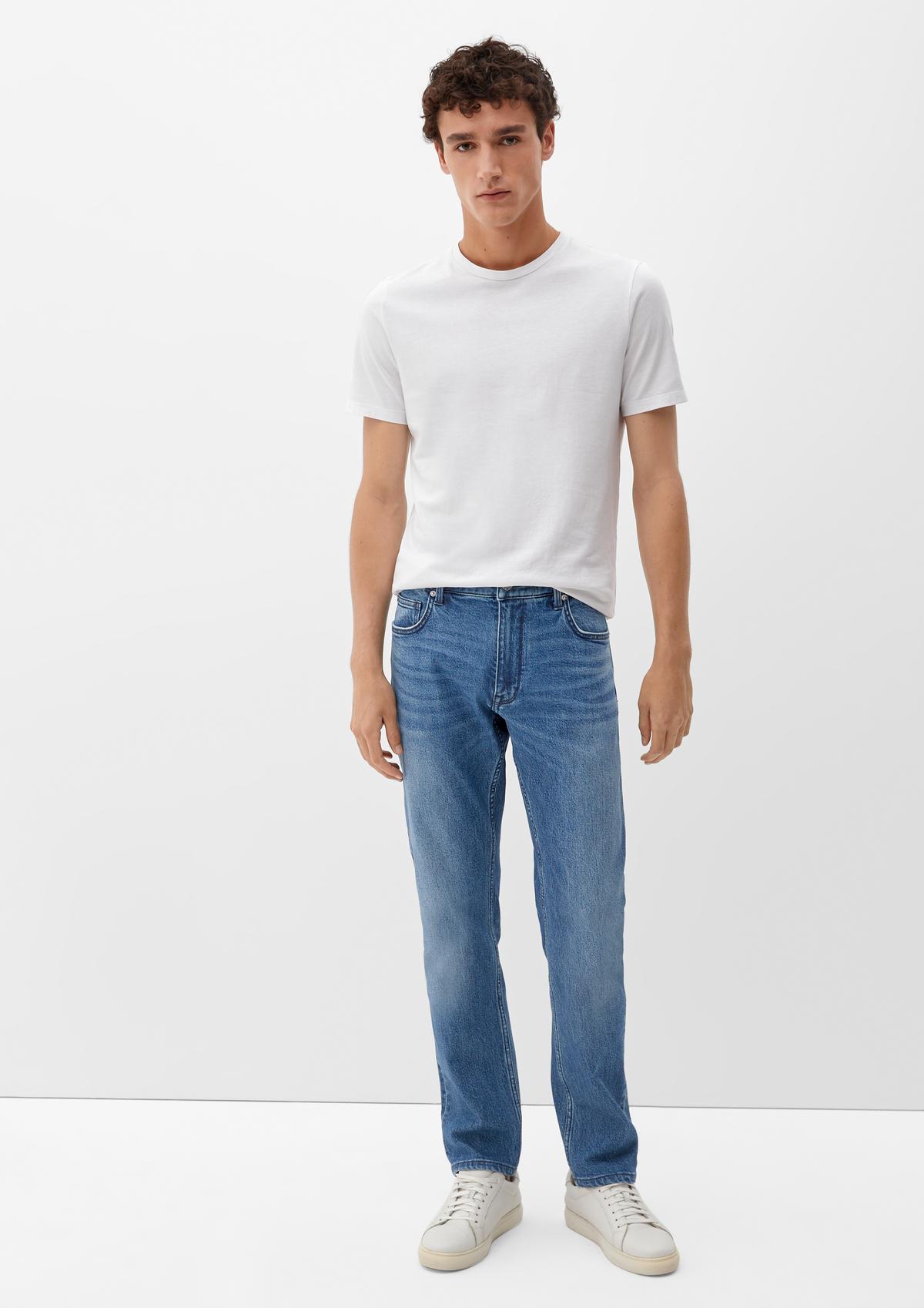 Slim: farebné džínsy