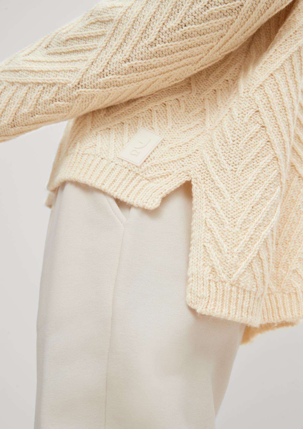 Knitted jumper in a wool blend - white