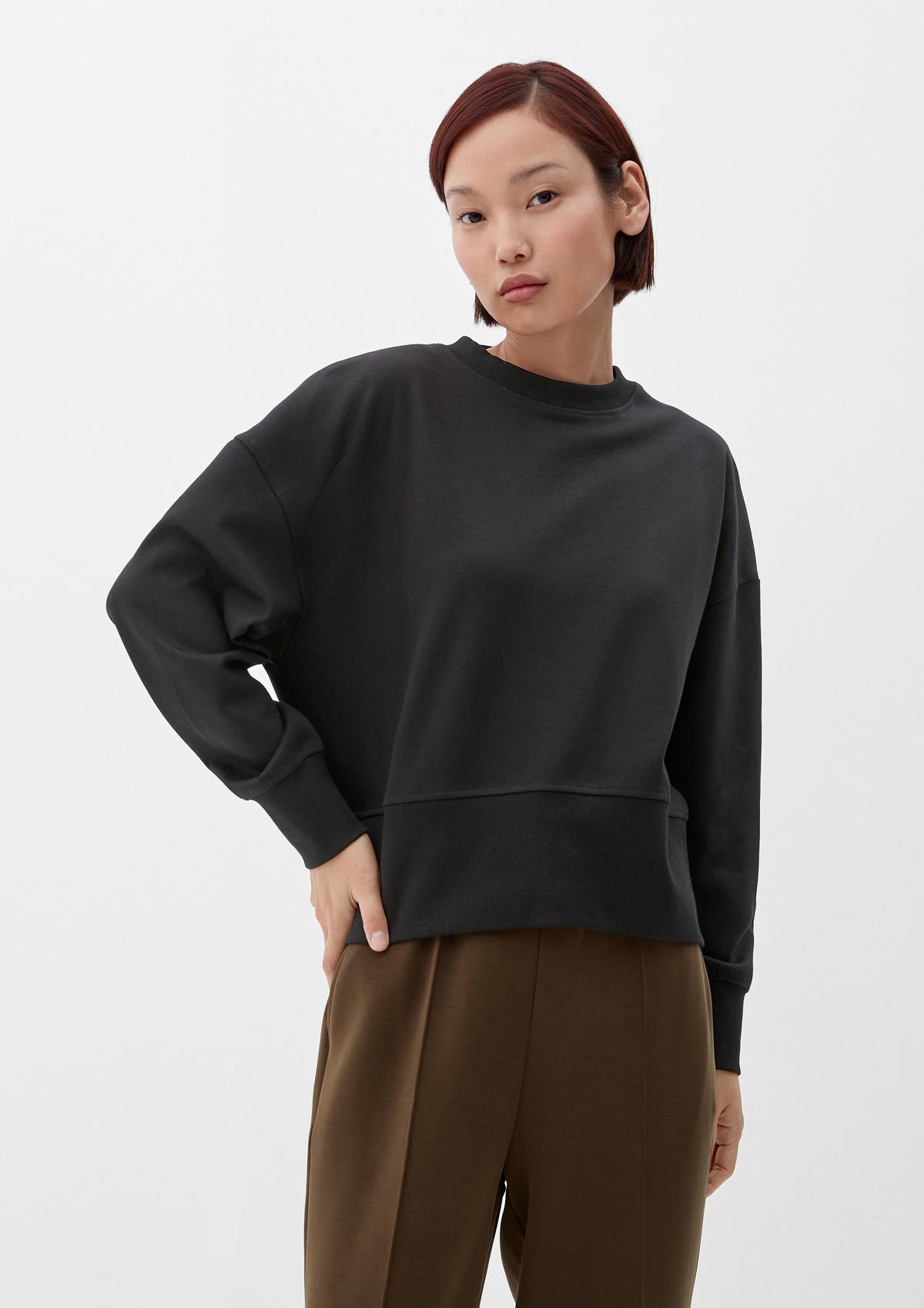 Sweatshirt with a ribbed collar