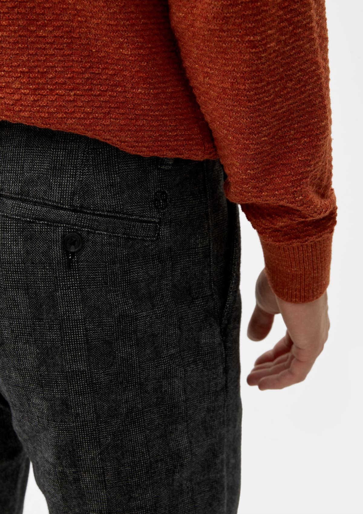 s.Oliver Relaxed: športne hlače z vzorcem po celotnem oblačilu