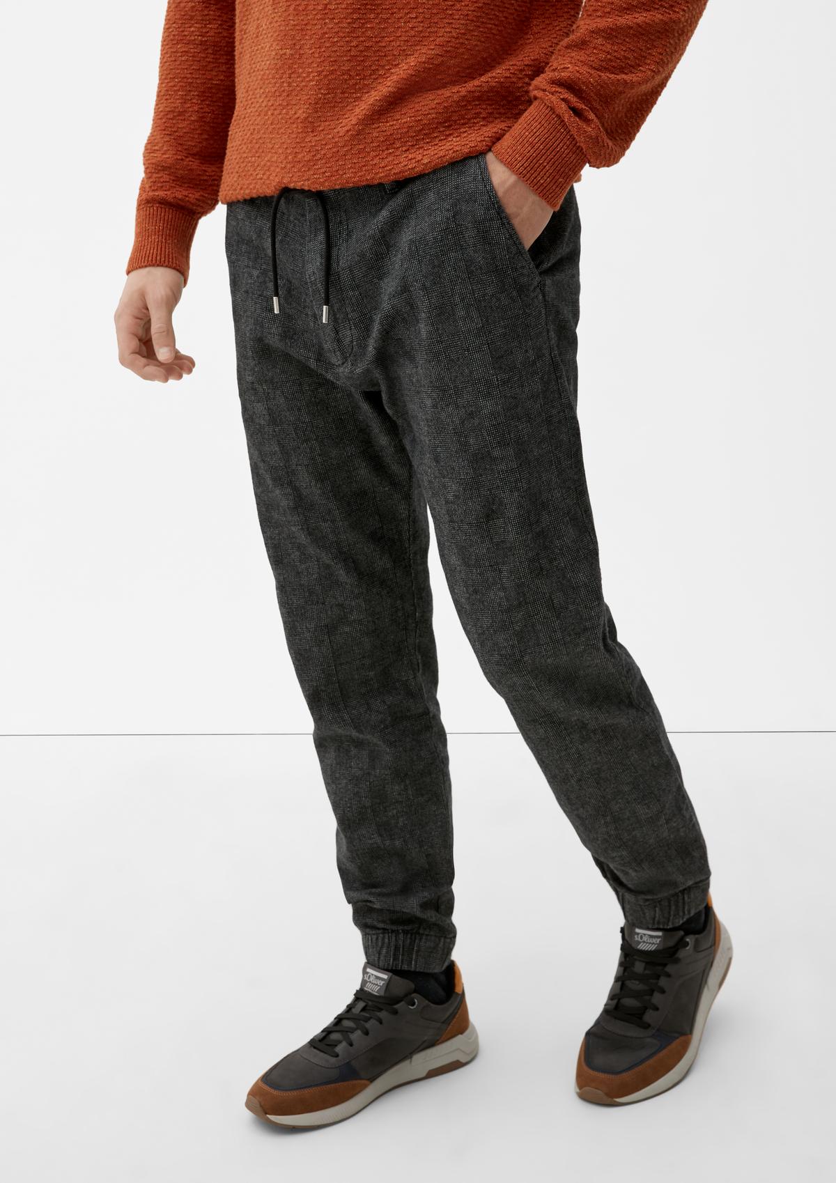 s.Oliver Relaxed: športne hlače z vzorcem po celotnem oblačilu
