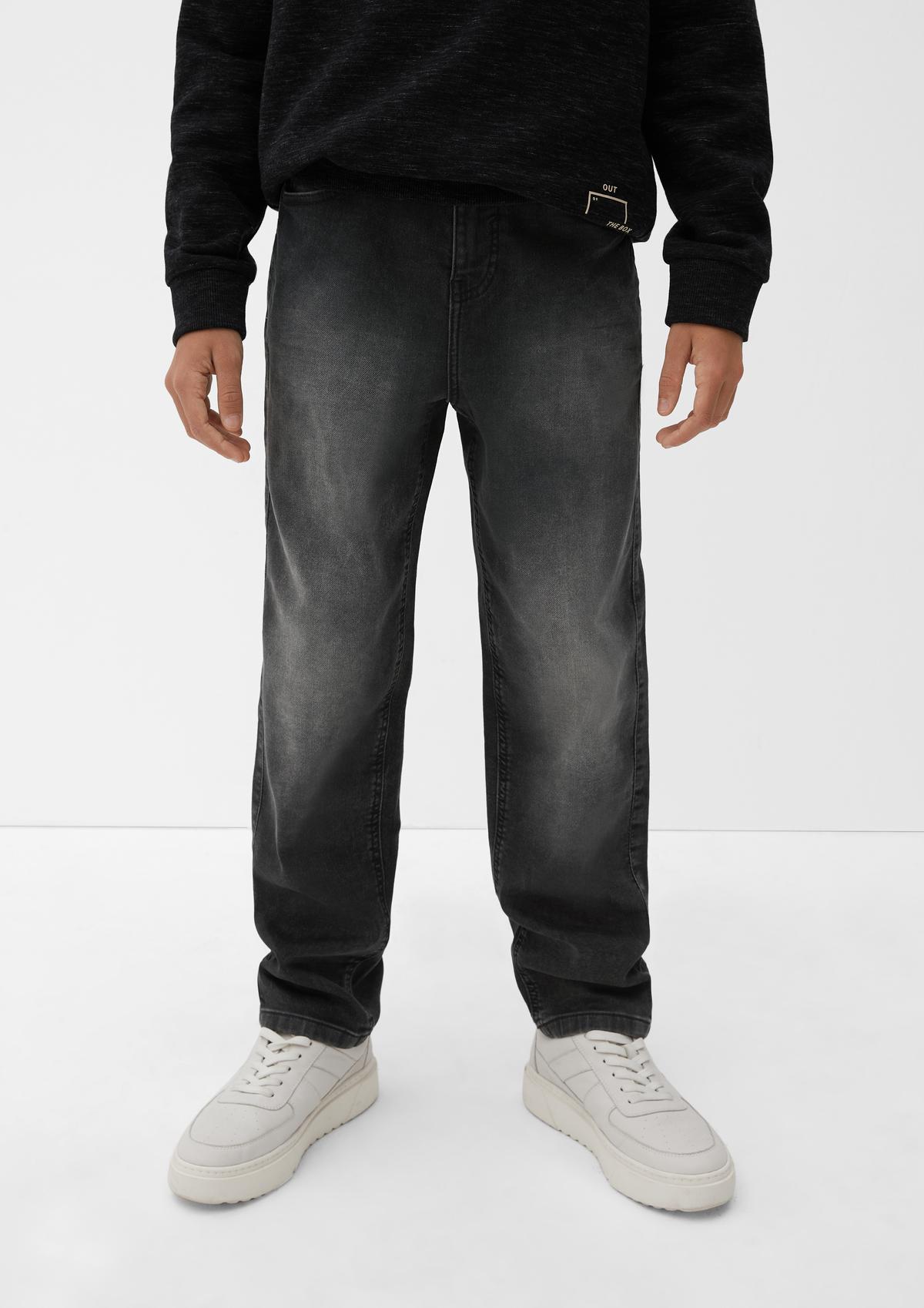 s.Oliver Dad Fit: jeans v slogu s petimi žepi