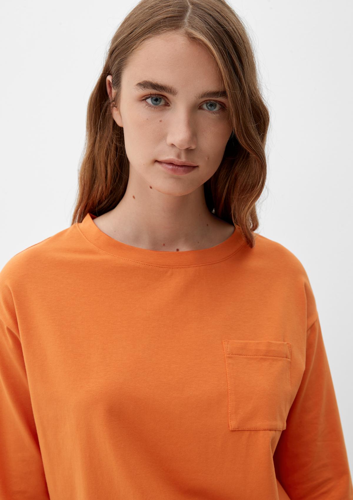 - a with T-shirt breast orange pocket
