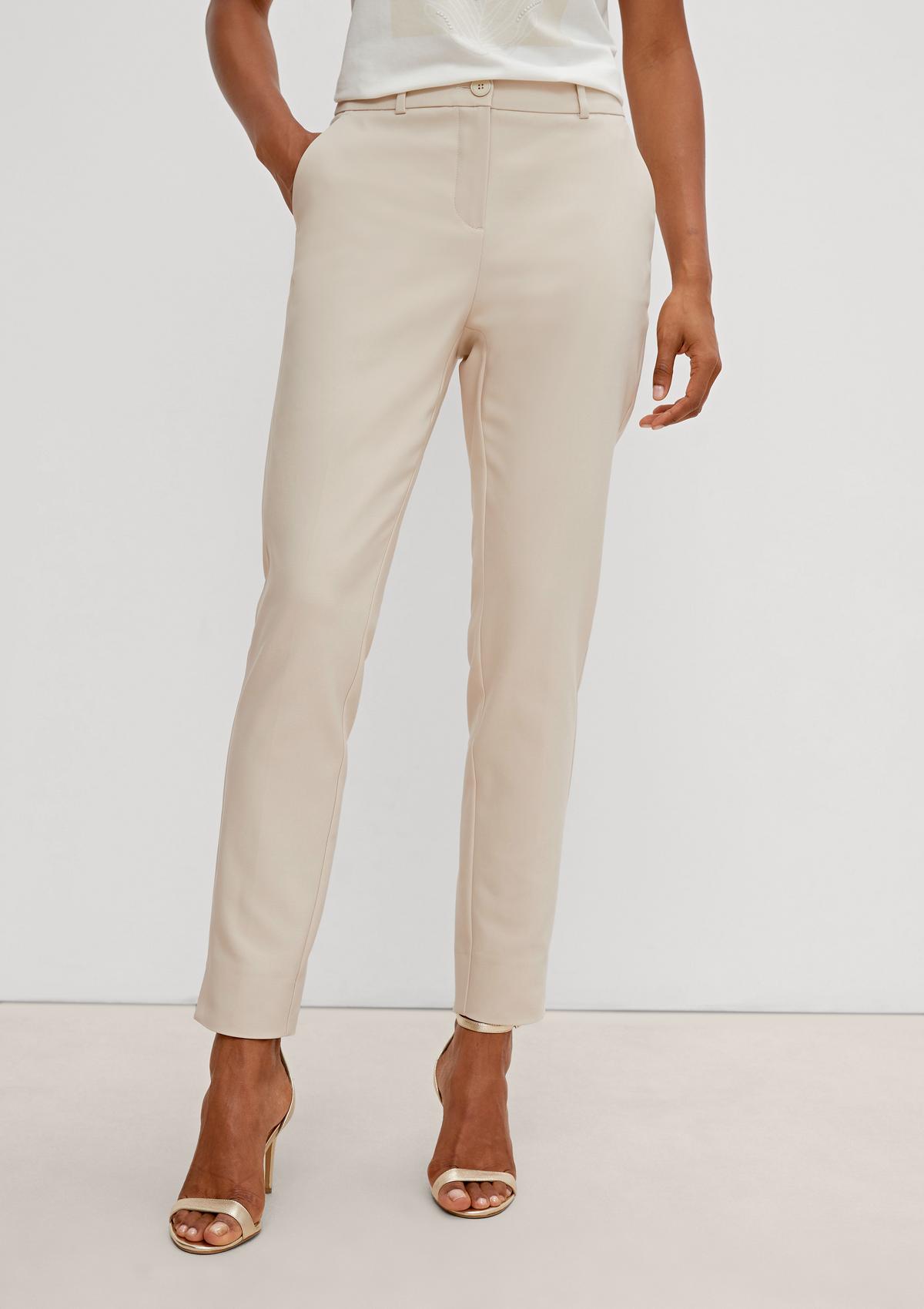 Regular fit: 7/8-length trousers with side slits at the hem 