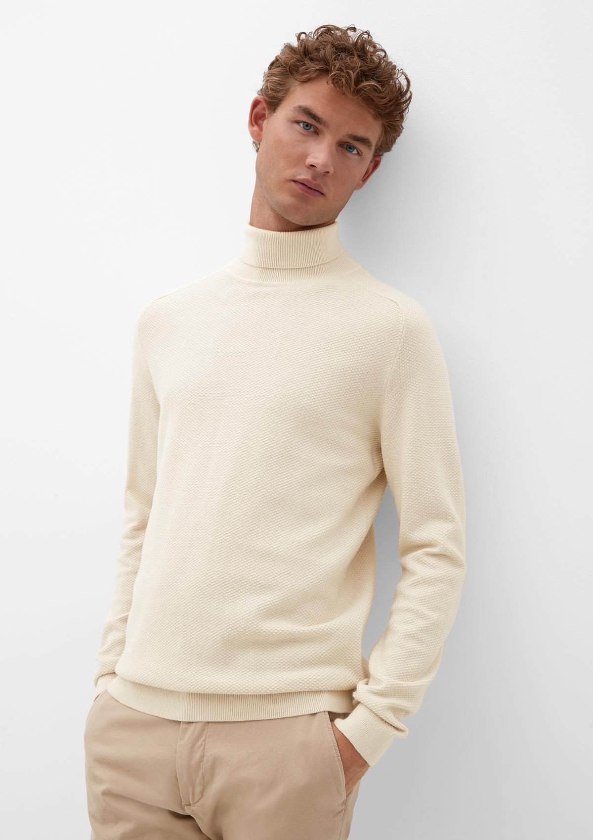 Polo neck jumper with a knit pattern