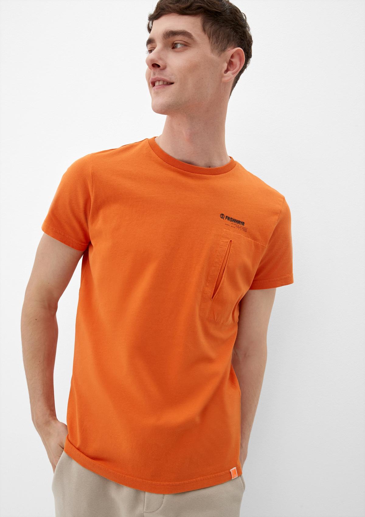 - orange T-Shirt