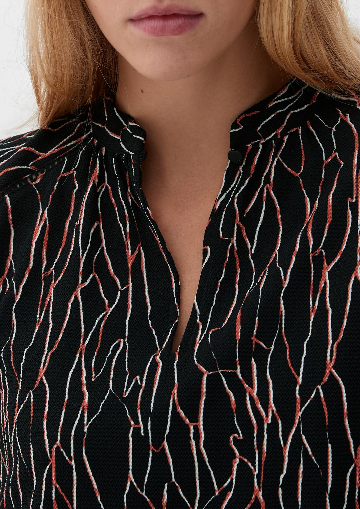 Bluse mit abstraktem Muster - schwarz