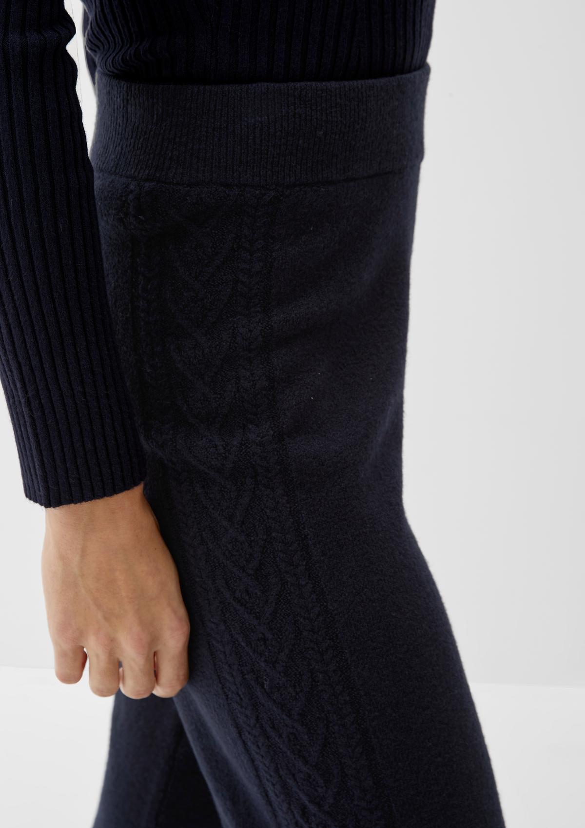 s.Oliver Regular: pletené kalhoty s copánkovým vzorem