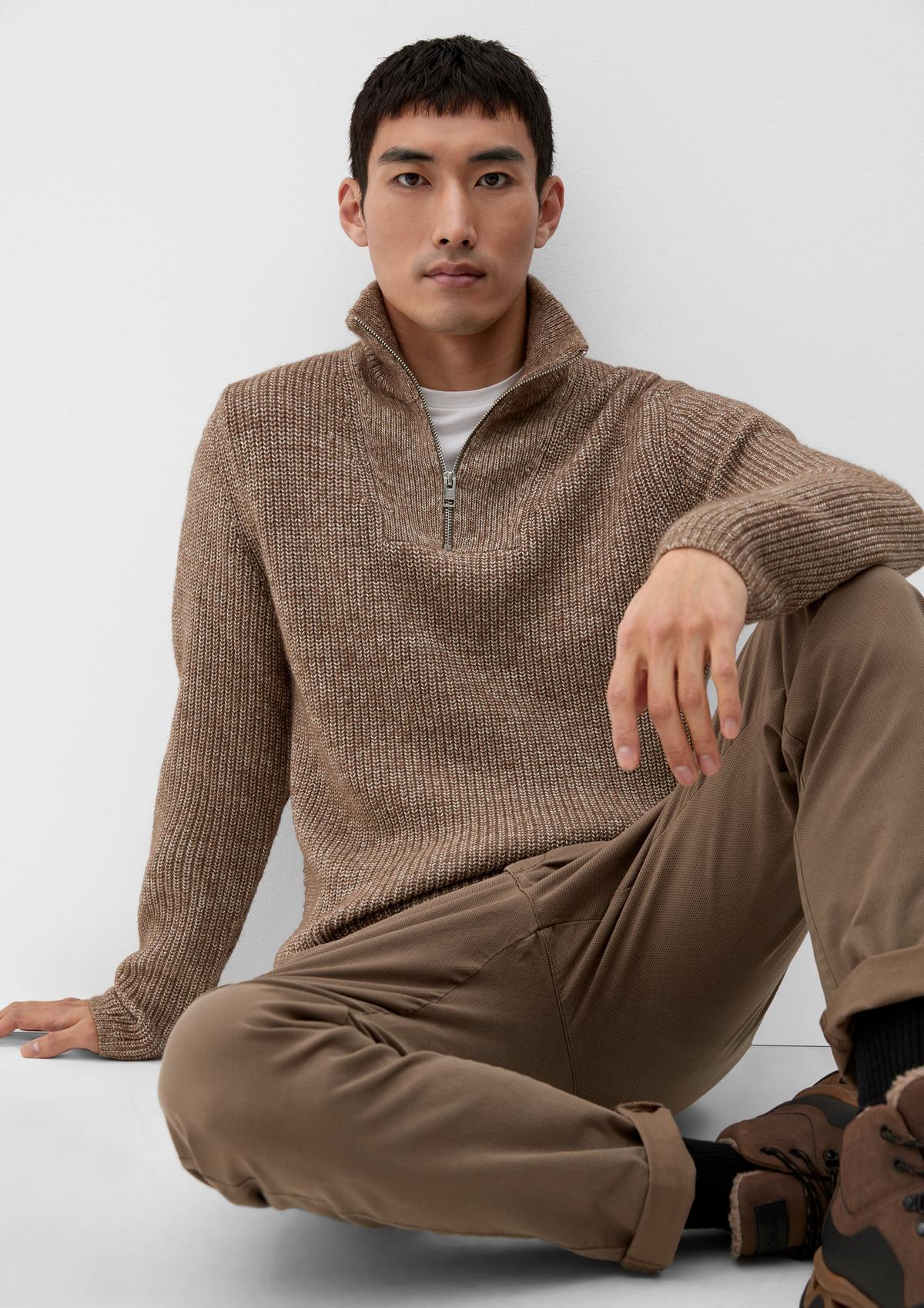 Knitted jumper with a zip