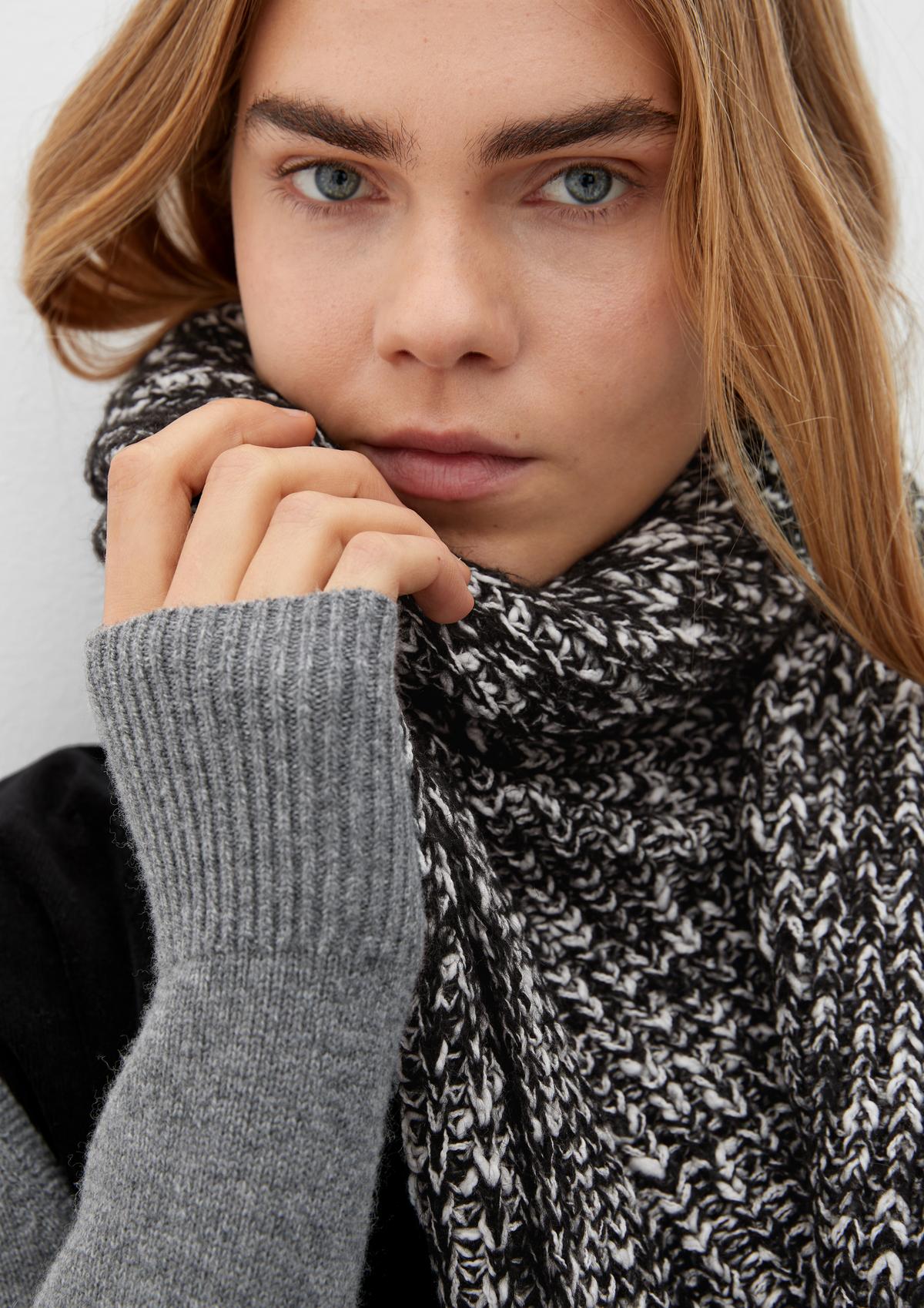 s.Oliver Knitted scarf in a cotton blend