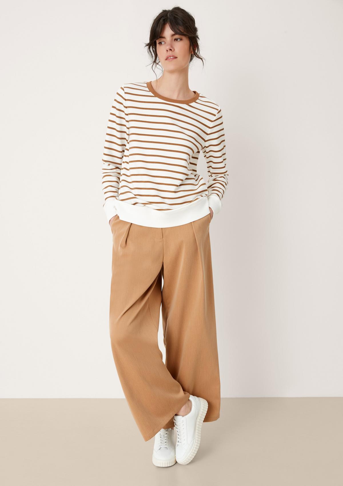 Loose fit: wide trousers with waist pleats