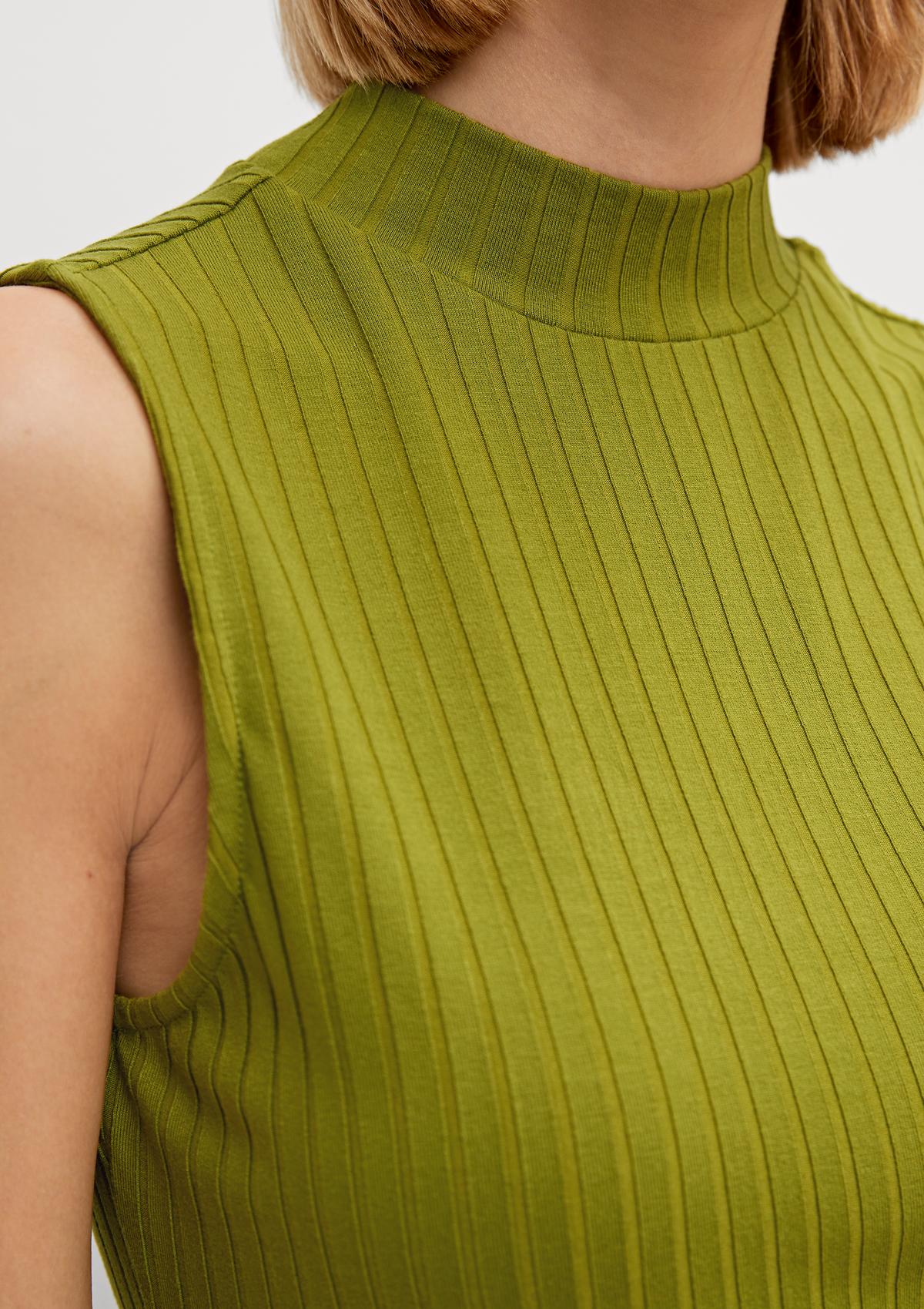 comma Sleeveless top with a stand-up collar