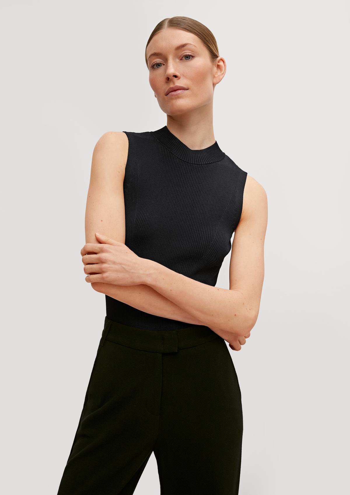 Sleeveless jumper with a ribbed texture