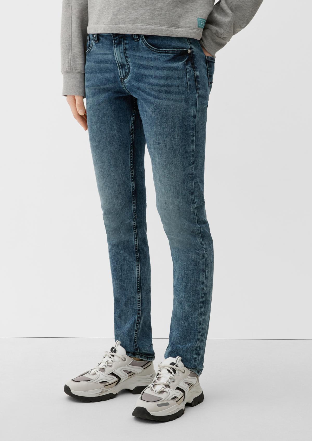 Slim: jeans met slijtageplekken